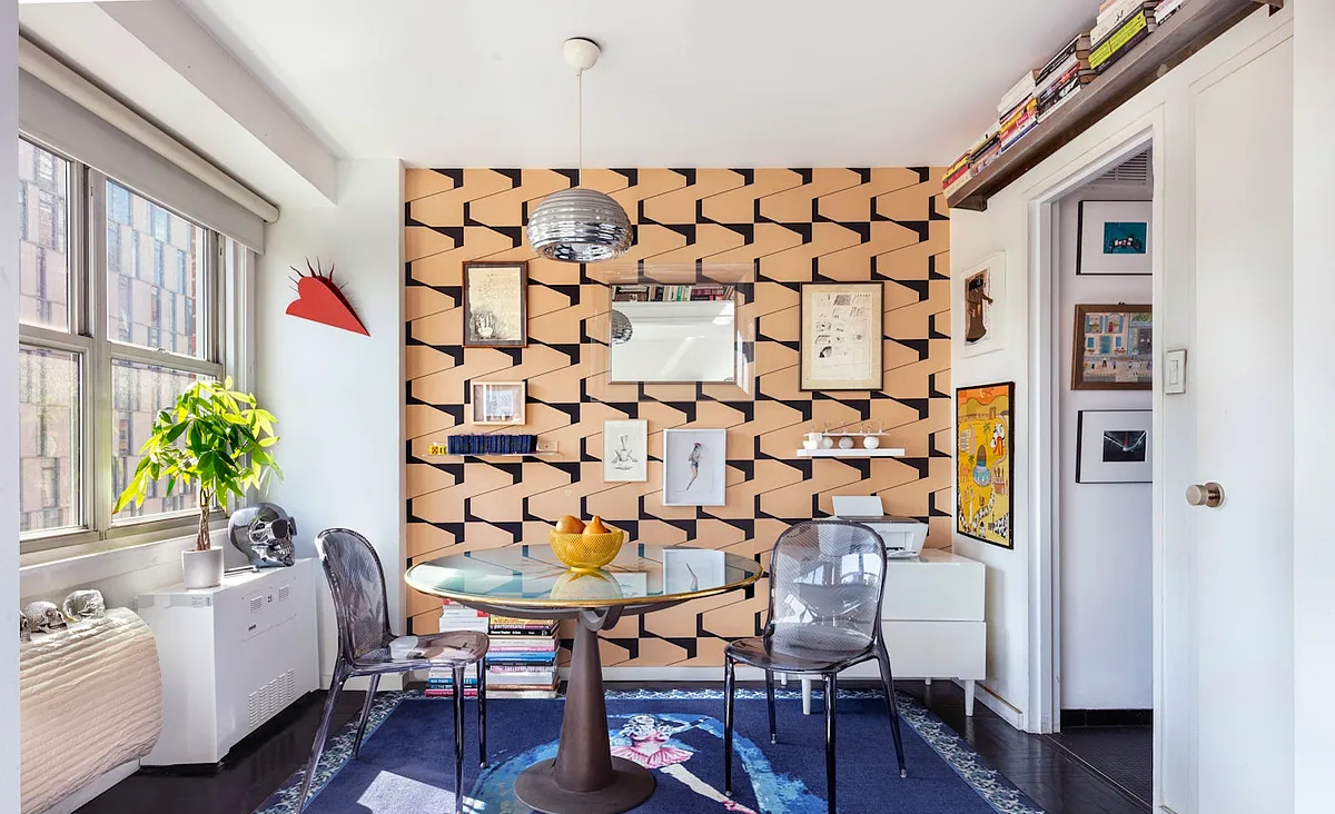 Image with natural light with a Cozy underneath the window