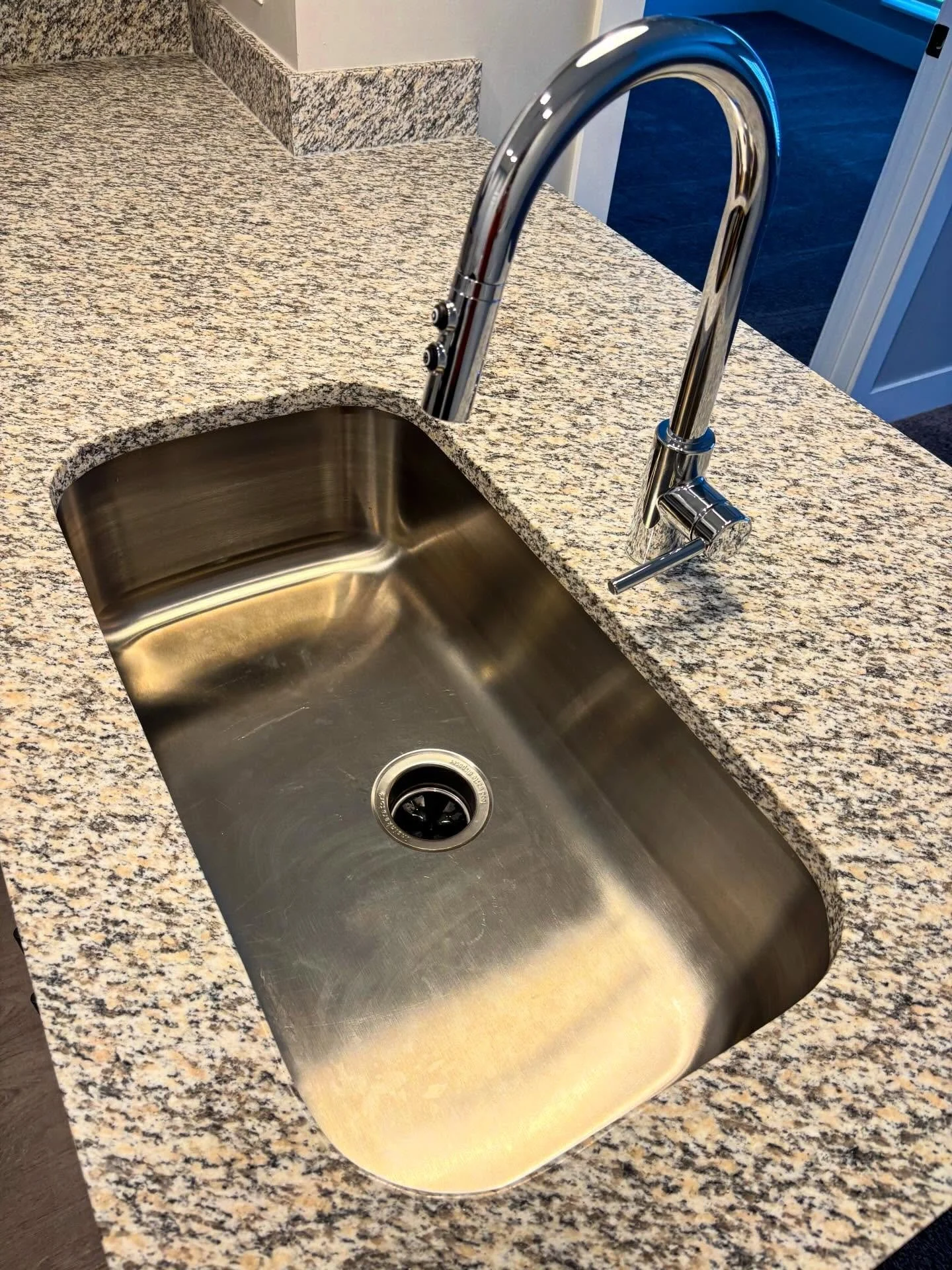 🍽️ Big kitchen energy! Each of our units comes with a deep, spacious sink that makes washing dishes, prepping meals, and even filling pots a breeze. Who knew doing dishes could feel this satisfying? 😄✨