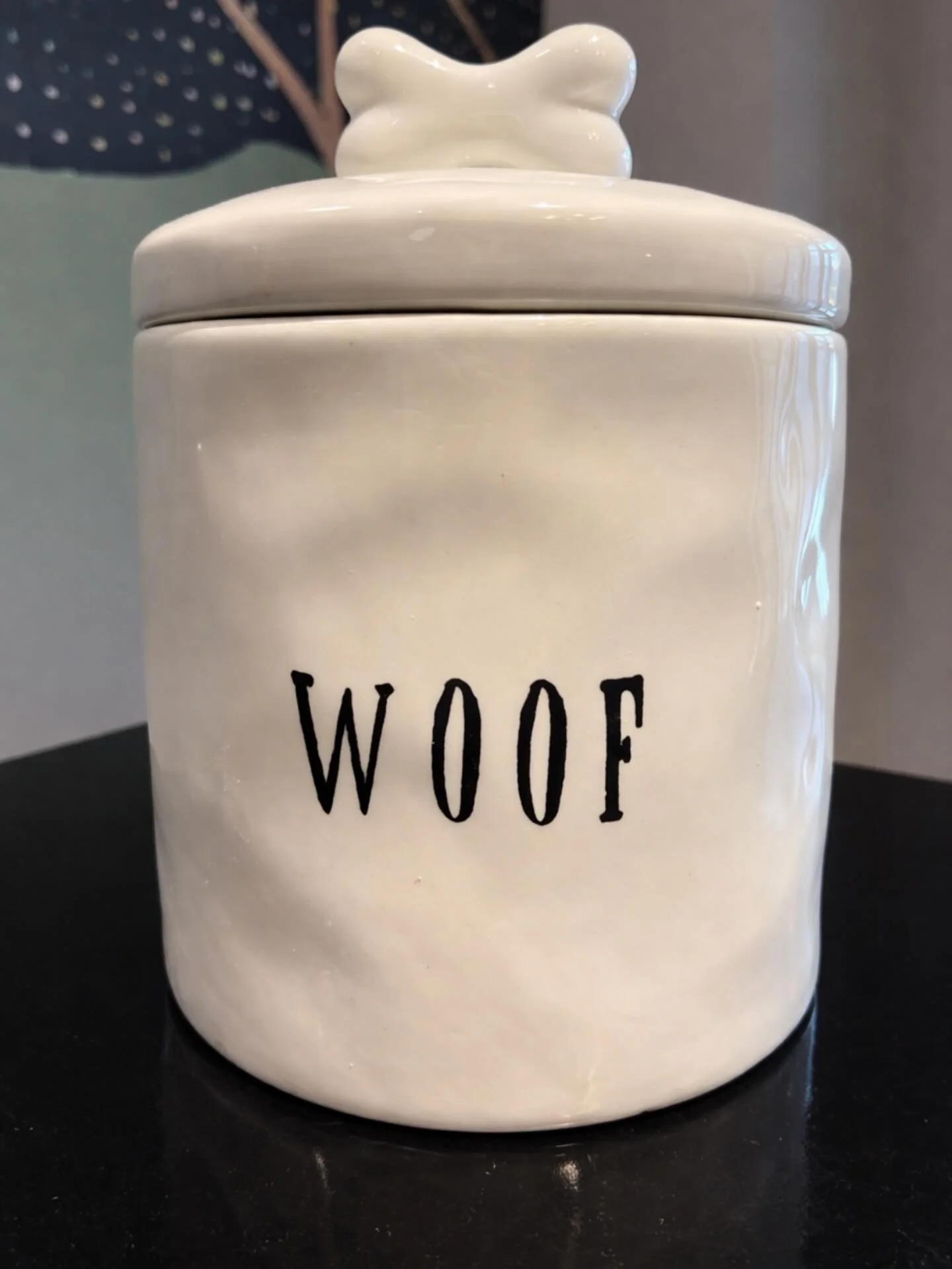 Because great mornings should include everyone 🐶☕ We keep our dog treats stocked 24/7 for all our four-legged residents, conveniently located right next to the coffee bar. Treat yourself to a fresh cup of coffee and let your pup enjoy a little somet