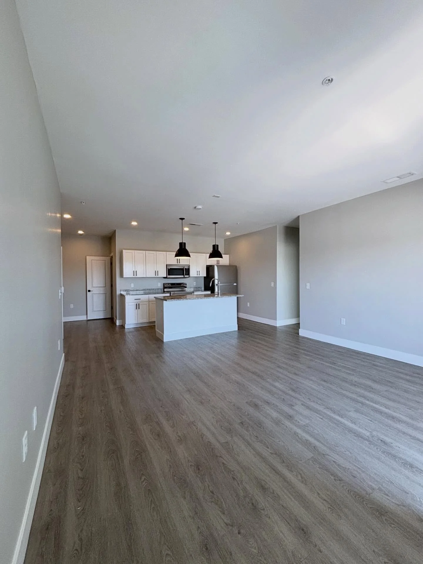 Open, airy, and filled with sunshine ☀️✨
Our Griggs floorplan features a seamless kitchen-to-living room layout that&rsquo;s perfect for hosting, relaxing, or just enjoying your space. And with this south-facing unit? The natural light pours in all d
