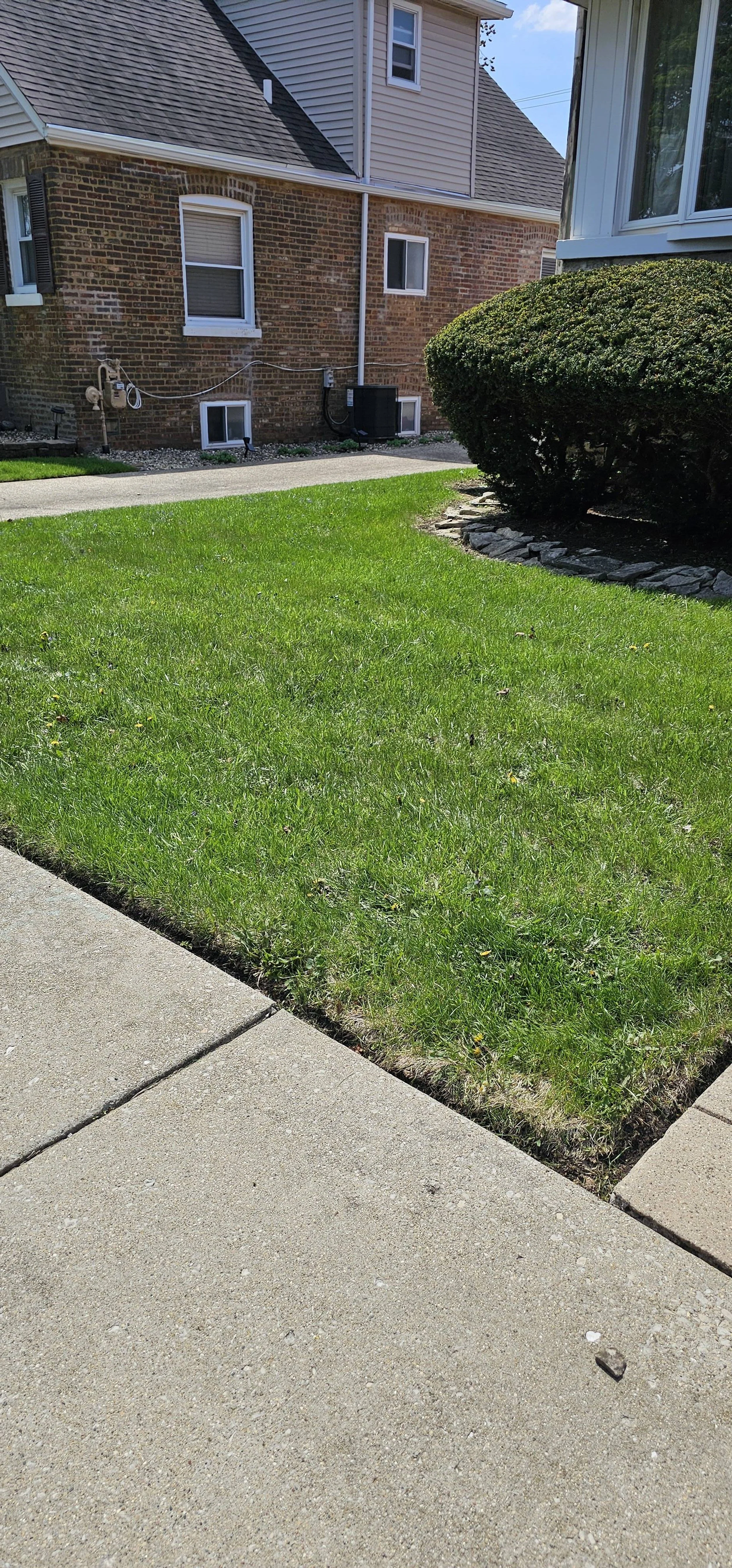 lawn-service-oak-lawn-illinois-reliable-lawn-care.jpg