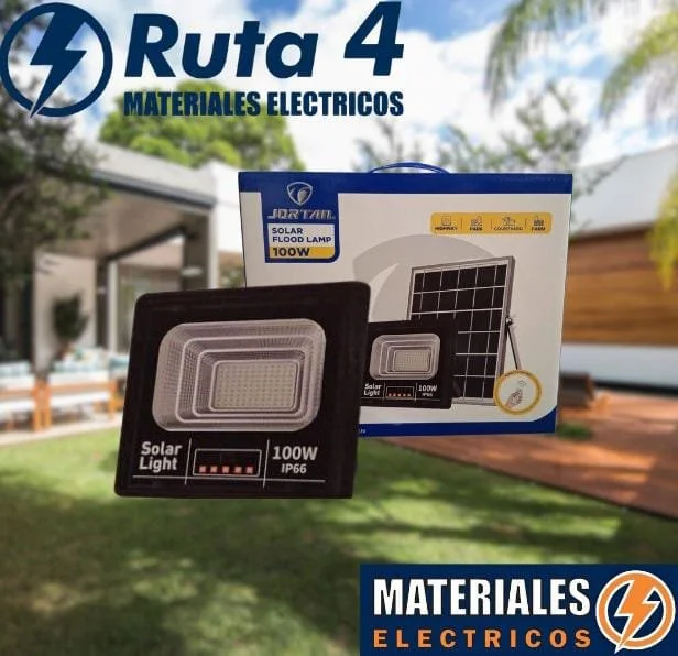 Caja y proyector solar de luz para exteriores de 100 vatios, marca SORTRAM, para uso en jardines o piscinas, con fondo de un patio con césped y muebles.