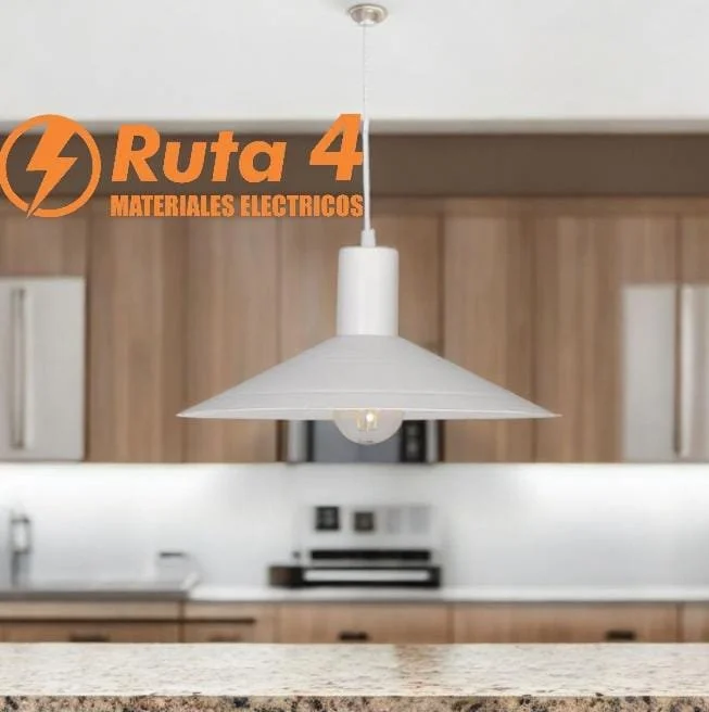 Lámpara colgante moderna sobre encimera de cocina con armarios de madera al fondo y logotipo de 'Ruta 4 Materiales Eléctricos' en la esquina superior izquierda.