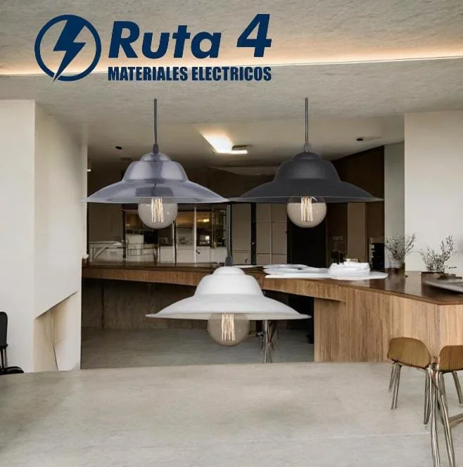 Lámparas colgantes blancas, negras y grises en un espacio interior con barra de madera, mesas y sillas, logotipo de Ruta 4 Materiales Eléctricos en la parte superior izquierda.