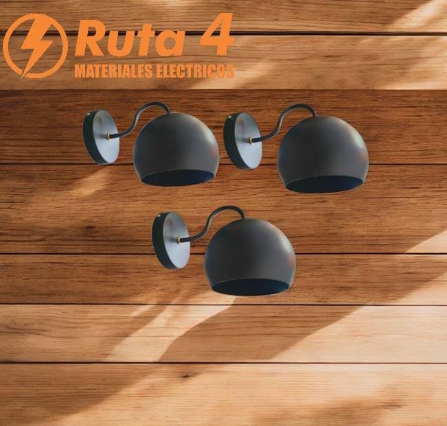 Tres focos de pared negros en un techo de madera, con un letrero en la esquina superior izquierda que dice "Ruta 4 Materiales Eléctricos".