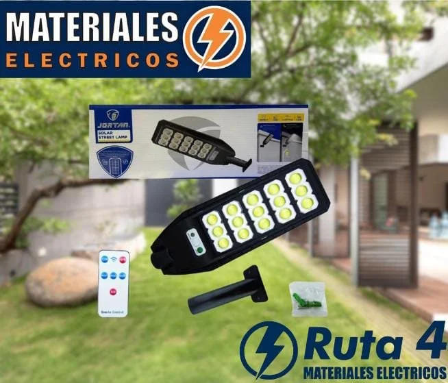 Kit de luces solares LED portátiles con control remoto y accesorios, en caja y presentado en un entorno al aire libre con árboles y edificaciones.