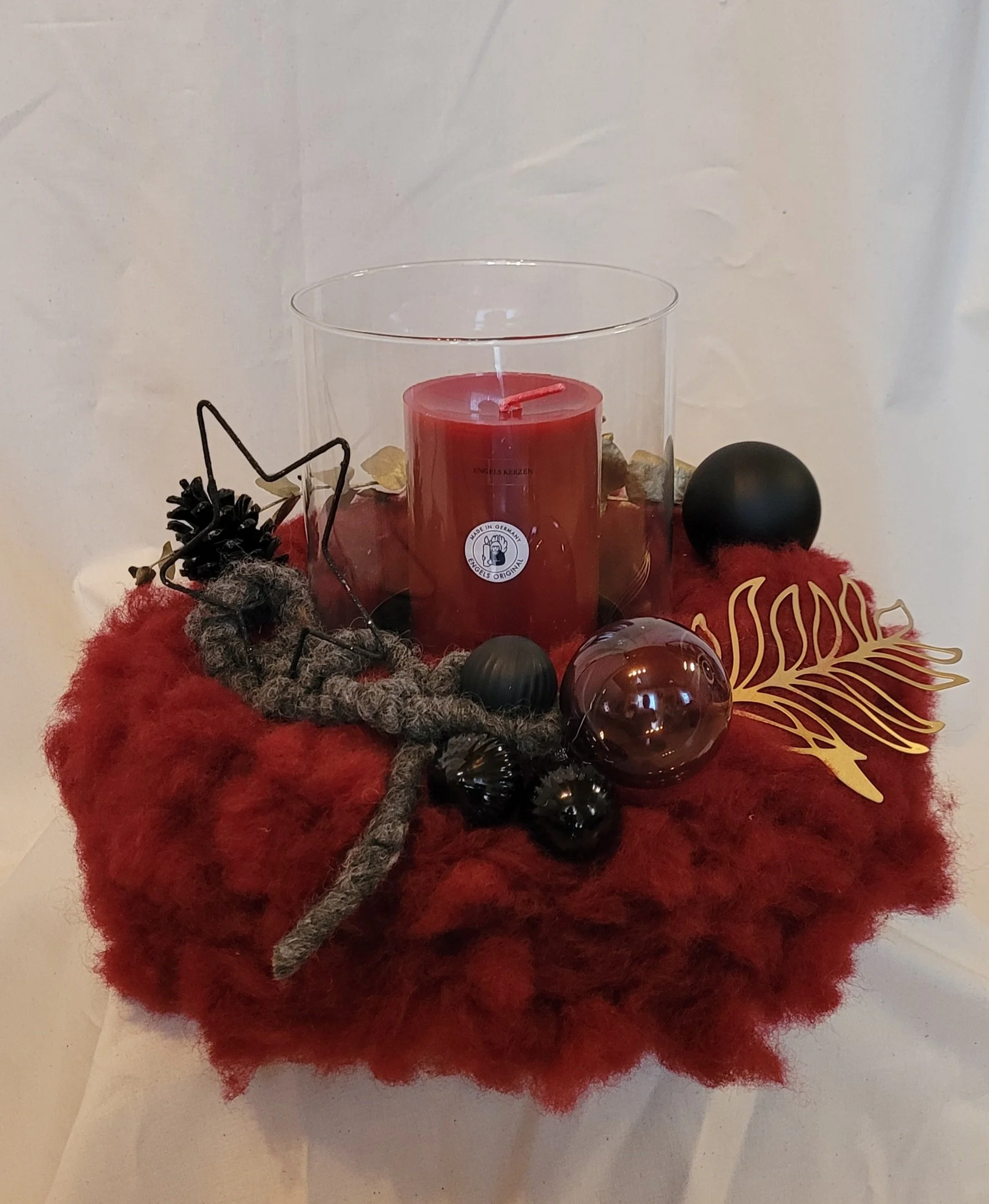 Strohrömer dekoriert mit rot-gefärbter, echter Schafwolle und hochwertiger, durchgefärbter echter Kerze im Glas