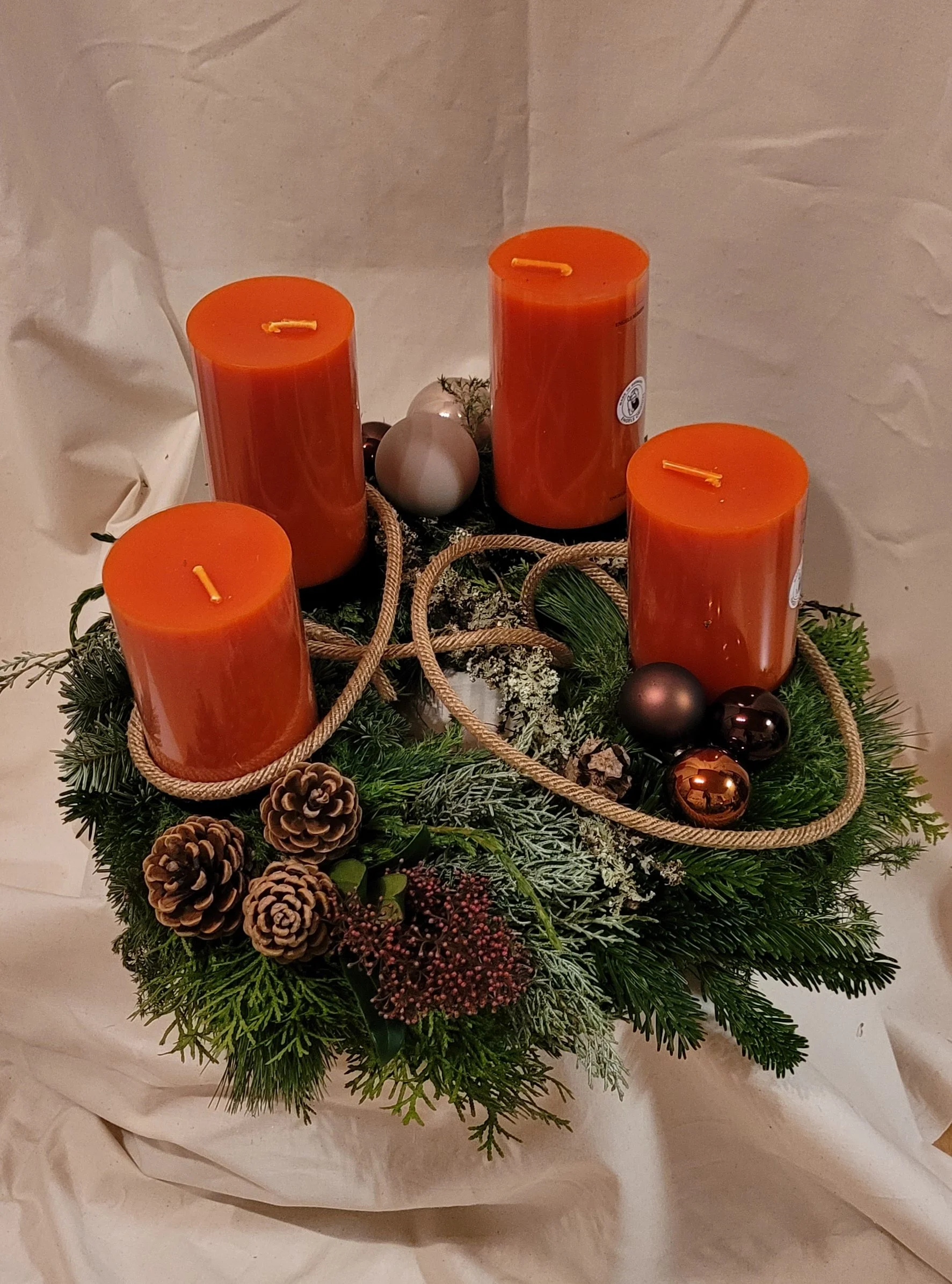 gebundener Naturkranz aus verschiedenen Materialien mit hochwertigen, durchgefärbten echten Kerzen (made in Germany)