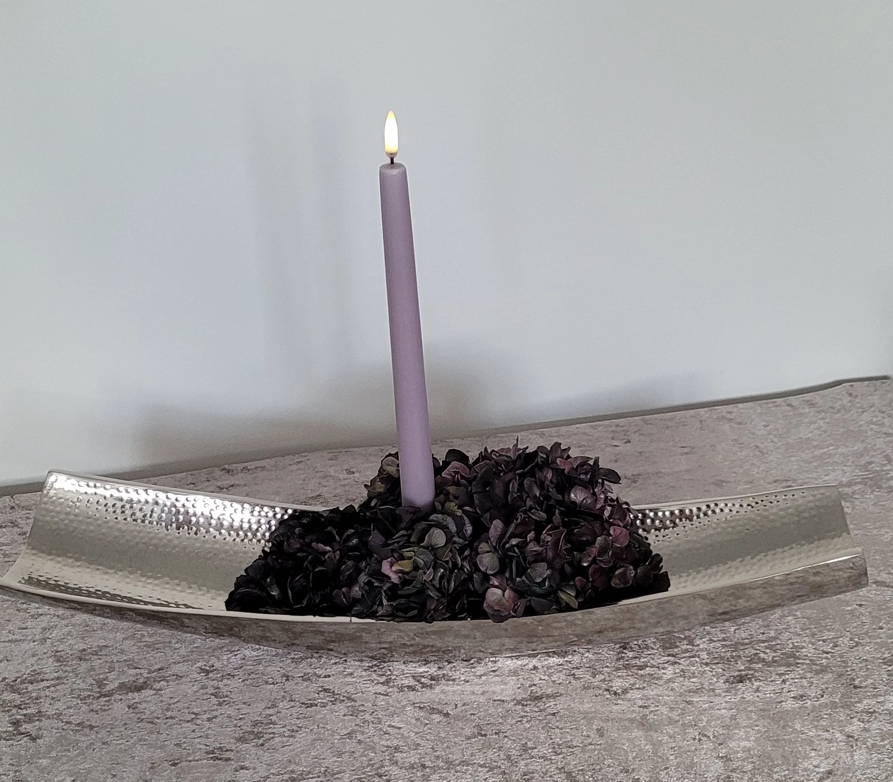 hochwertige Echtwachs-LED-Kerze, optional mit Fernbedienung, dekoriert mit getrockneten Hortensien auf eleganter Metallschale