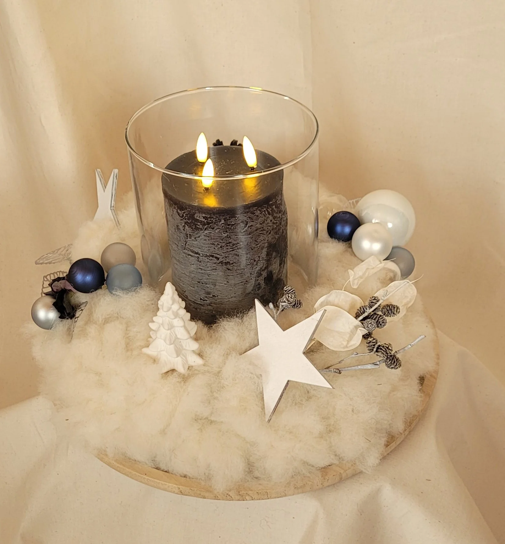 Strohrömer dekoriert mit weißer, echter Schafwolle und wertiger, 3-Docht-LED-Echtwachskerze im Glas