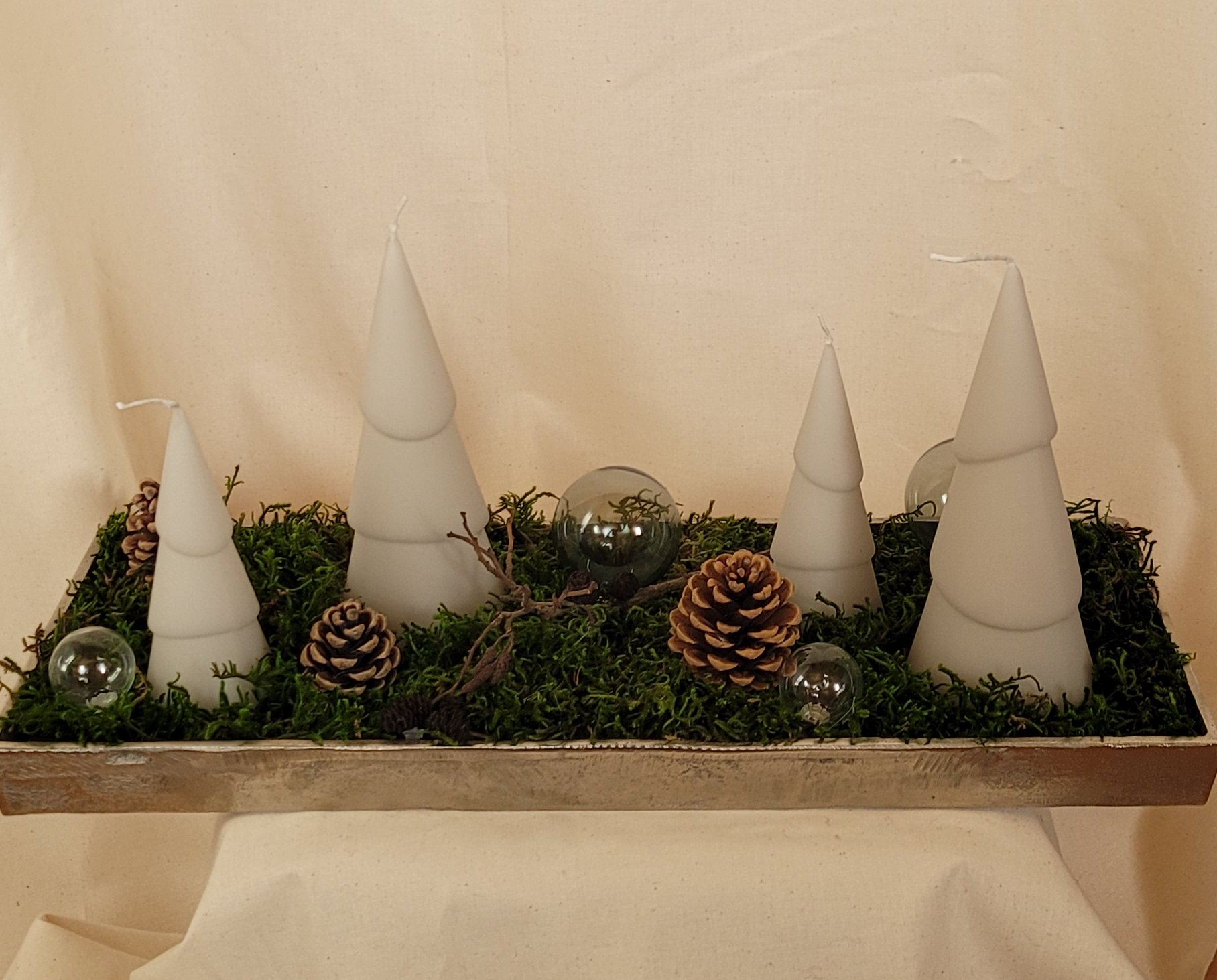 hochwertige Objektkerzen "Tanne" auf Metalltablett dekoriert mit konserviertem Moos