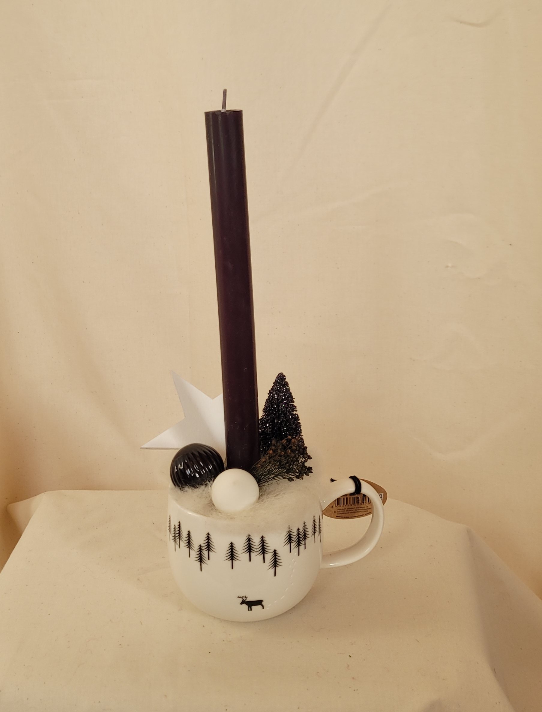 edle Echtwachs-Stabkerze dekoriert in Kaffeetasse mit Footprints (siehe nächstes Foto)