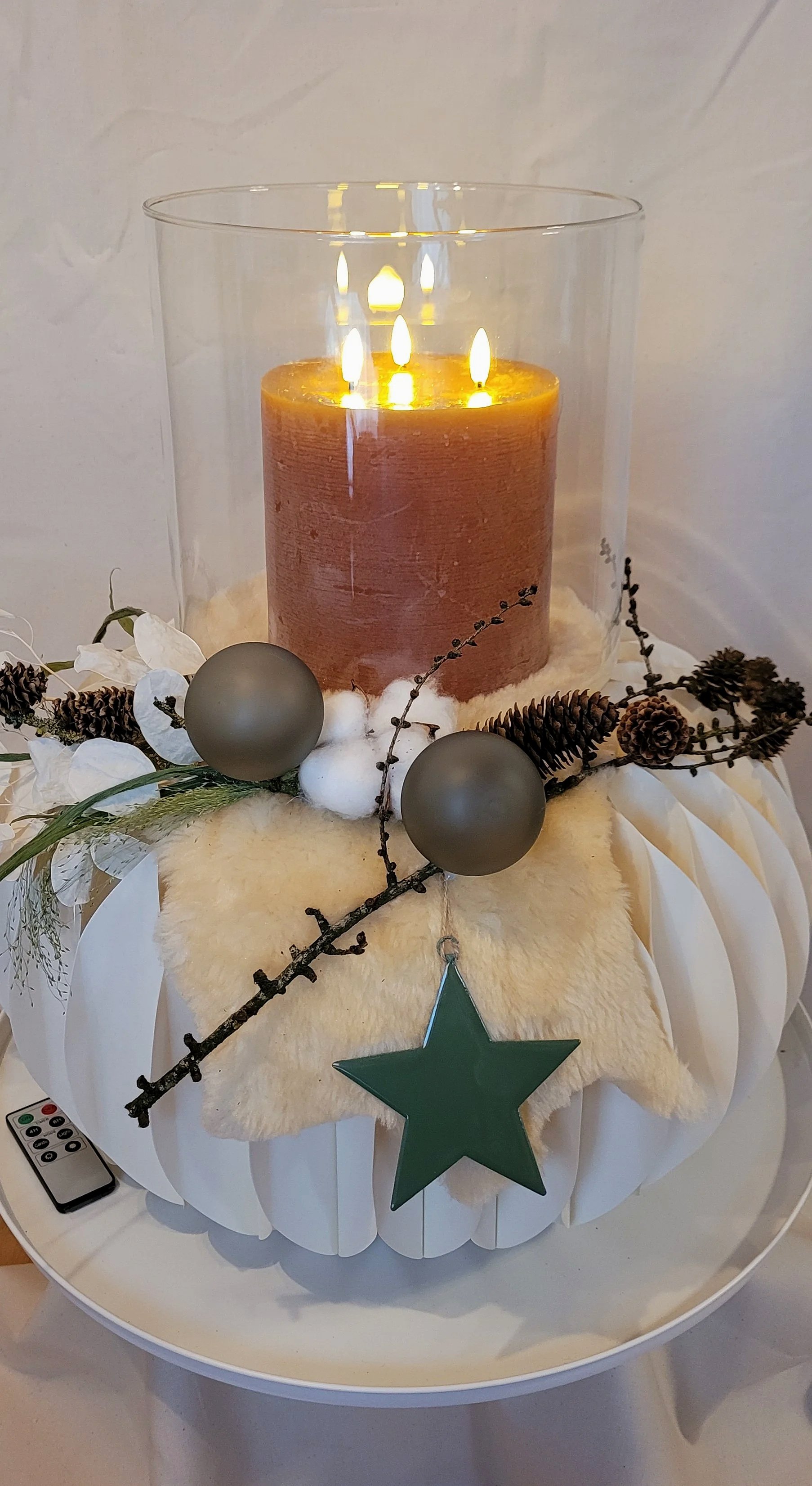 Wabenkranz dekoriert, mit wertiger 3-Docht-LED-Echtwachskerze im Glas mit Fernbedienung