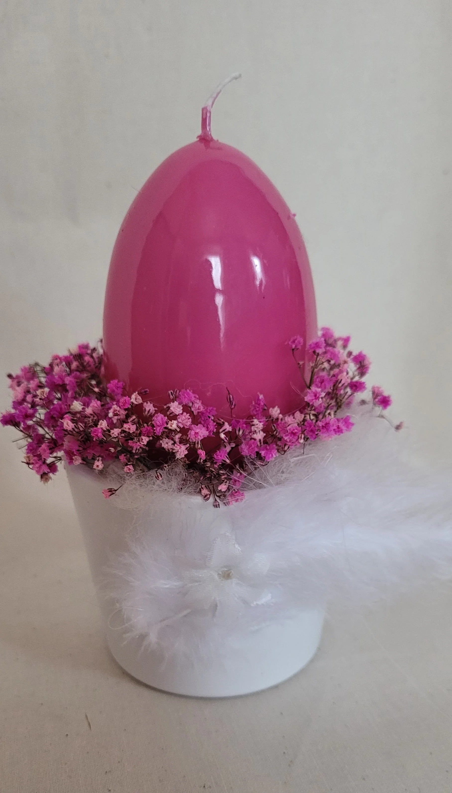 Hochwertige Lack-Osterkerze auf Steckschaum  mit getrocknetem Schleierkraut und Federn