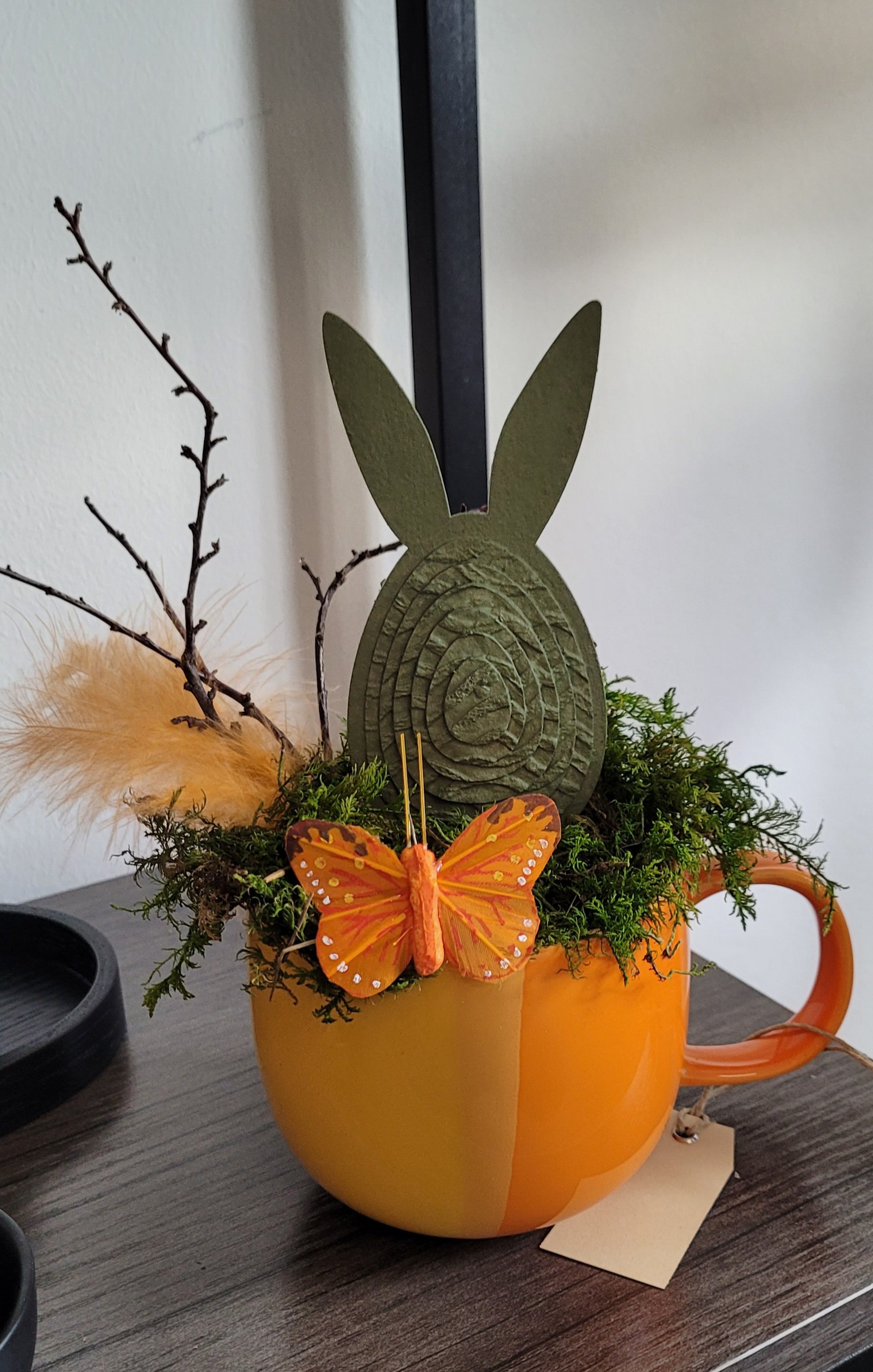 Tasse dekoriert mit Papp-Osterhase von "Oohh"