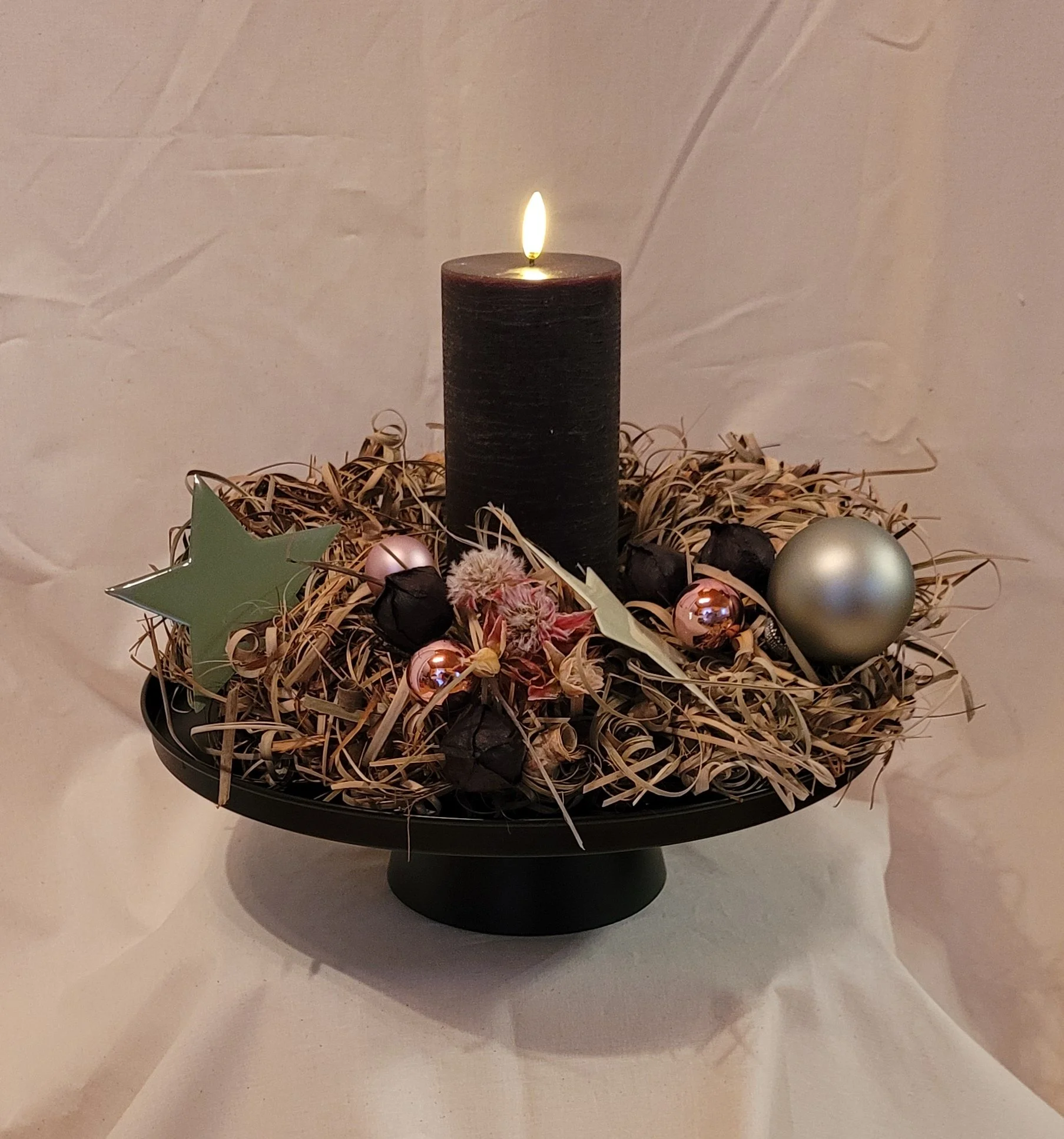 Tiriricagraskranz dekoriert, mit hochwertiger Echtwachs-LED-Kerze, optional mit Fernbedienung