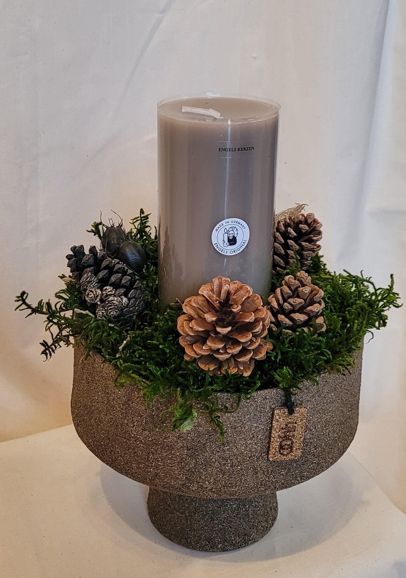 hochwertige, durchgefärbte echte Kerze in einer Schale mit Fuß aus recyceltem Papier mit Holzstaub, wasserdicht durch Naturlatex, dekoriert mit konserviertem Moos