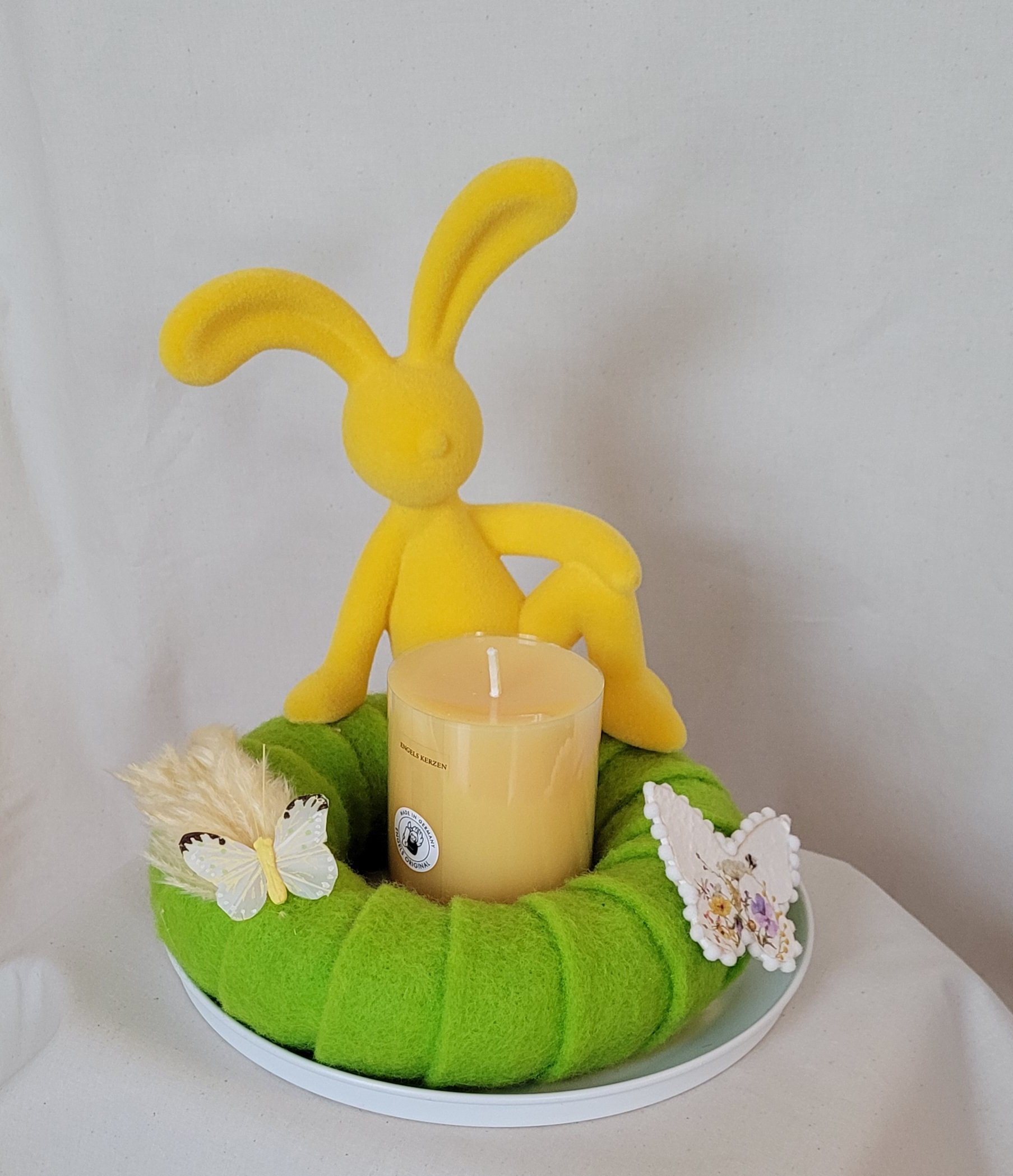 mit Wollband umwickelter Styroporkranz dekoriert mit beflocktem Osterhase und hochwertiger Echtwachskerze mit langer Brenndauer