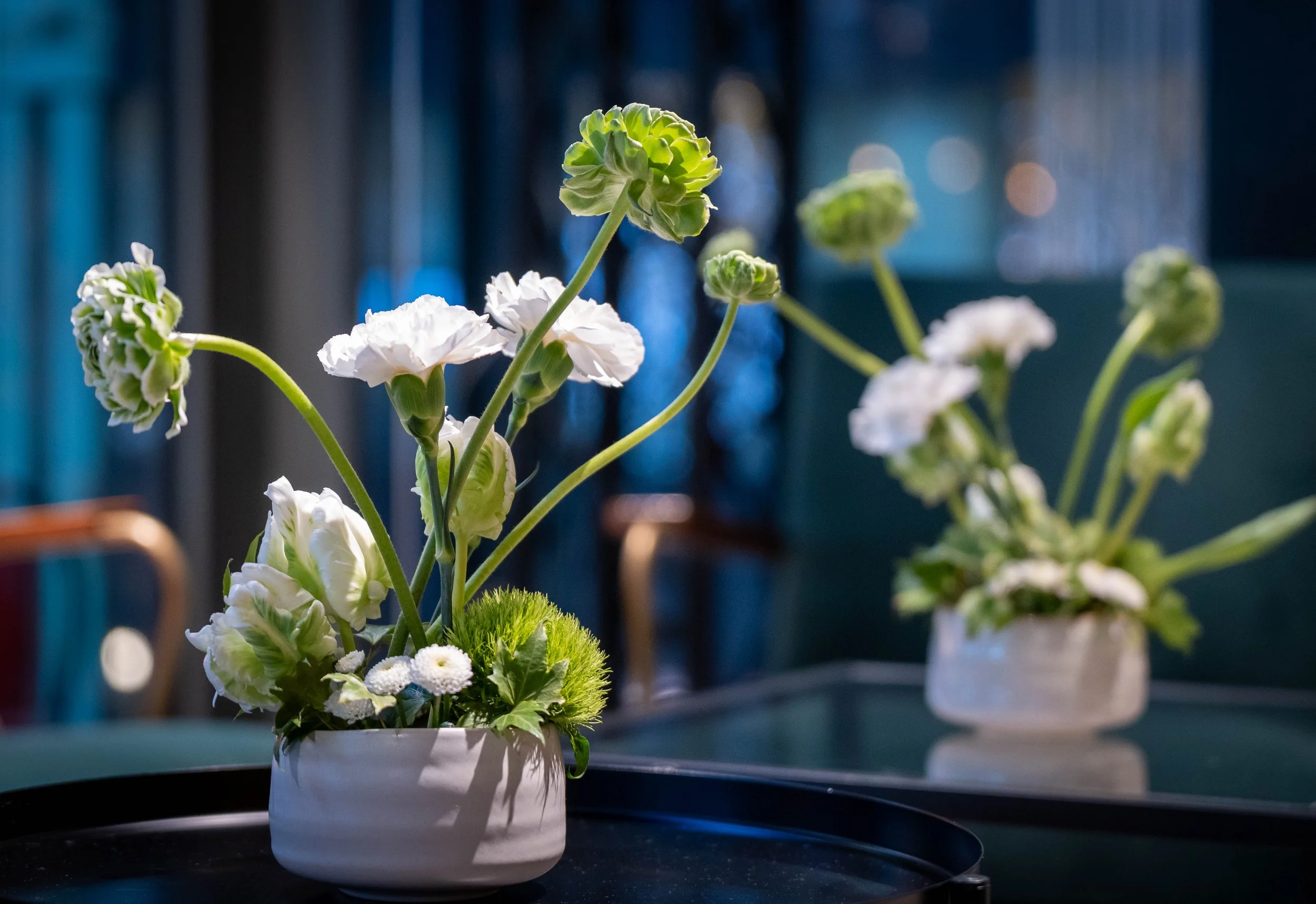 Gesteck mit Ranunkeln, Nelken und Tulpen