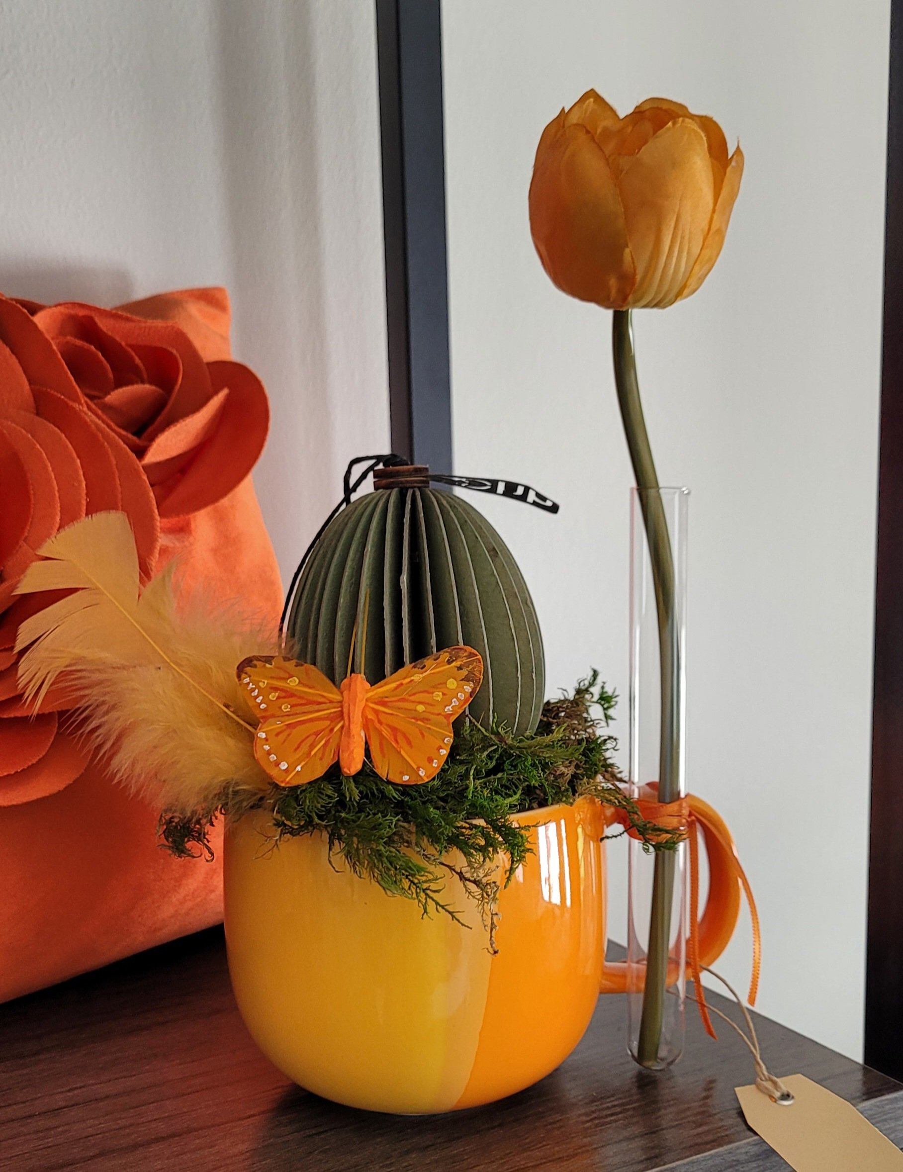 Tasse dekoriert mit Papp-Osterei von "Oohh"