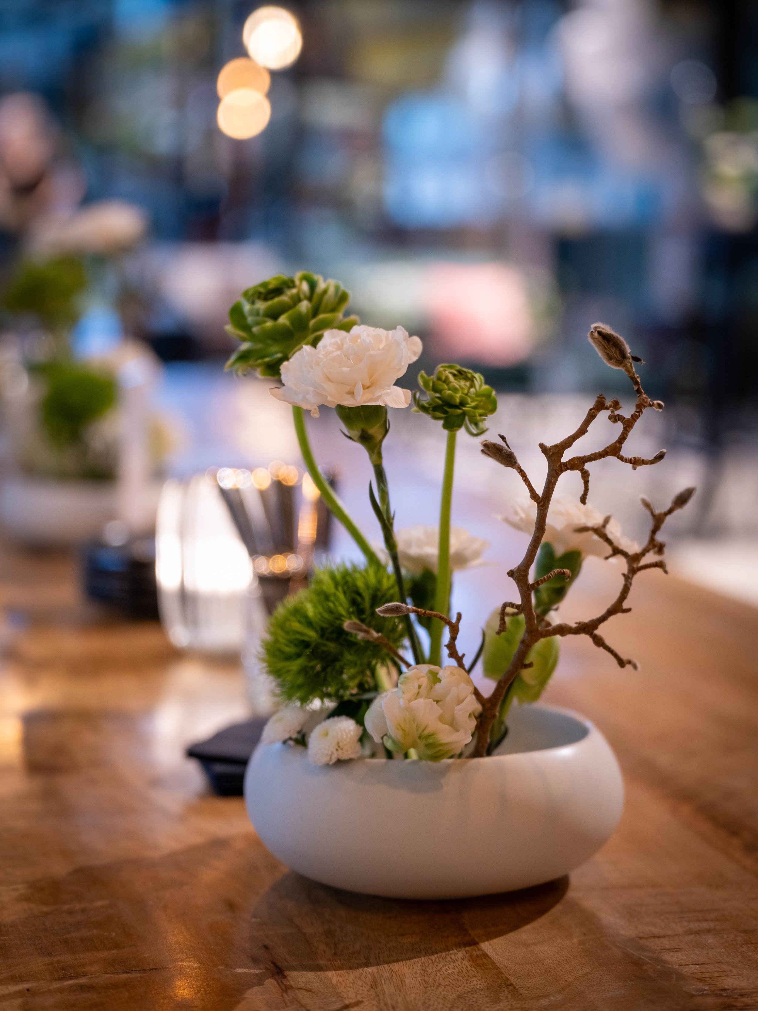 individuelle Tischdeko mit Frischblumen gesteckt