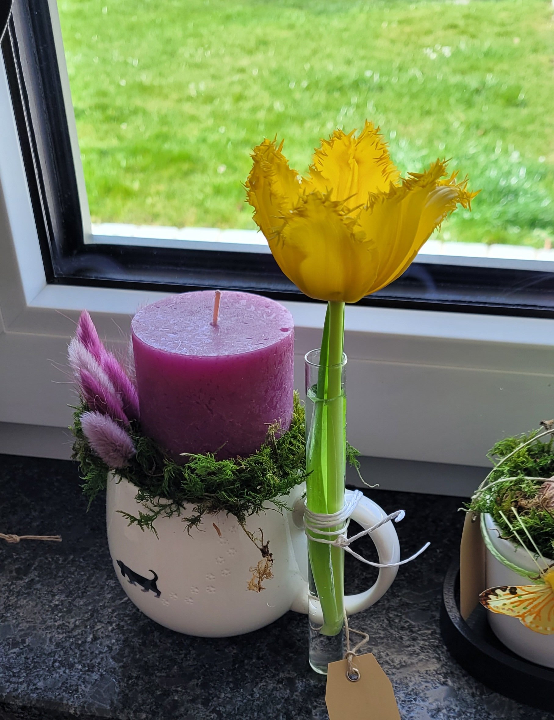 Tasse (mit  Hundespuren) dekoriert