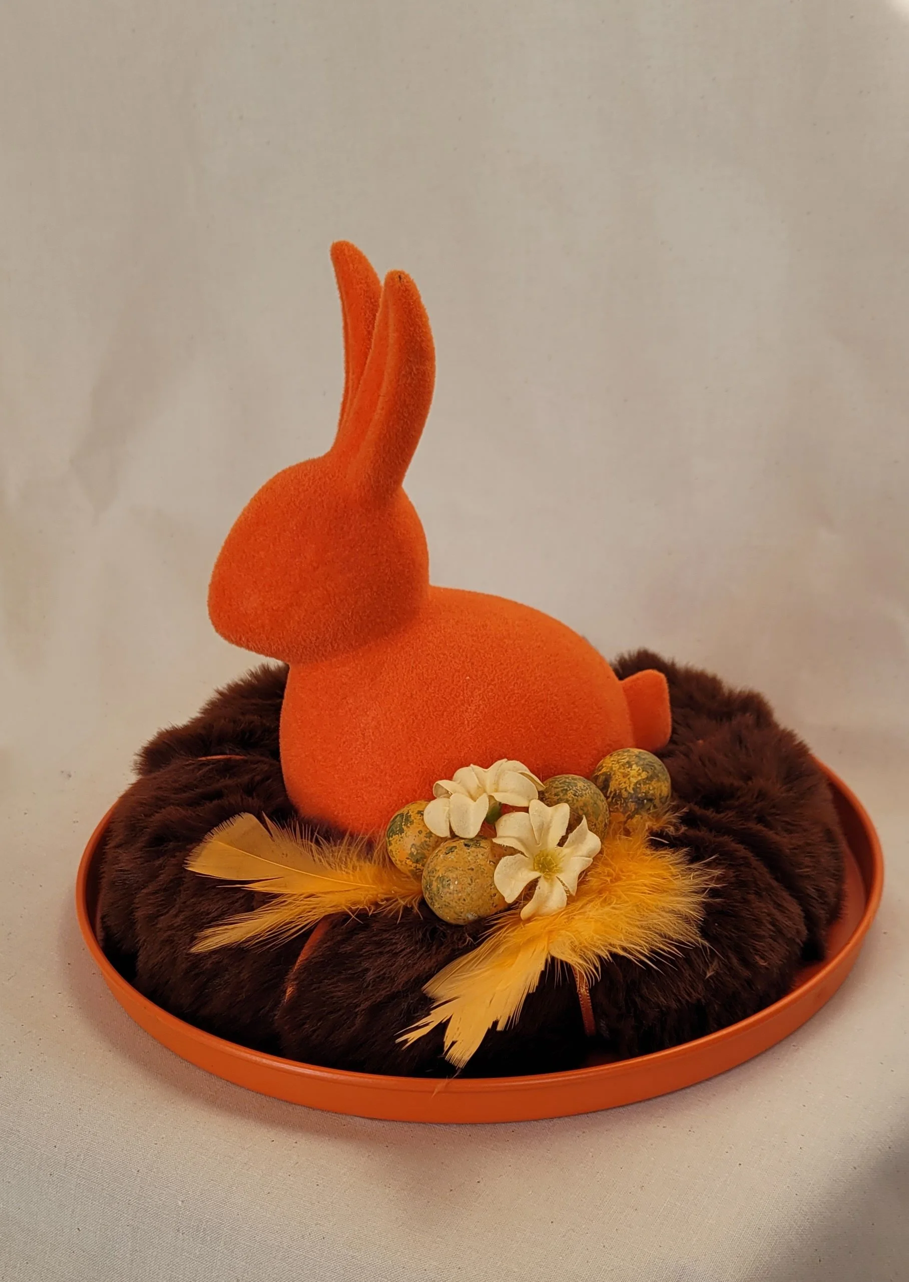 beflockter Keramik-Osterhase auf künstlichem Fellkranz dekoriert