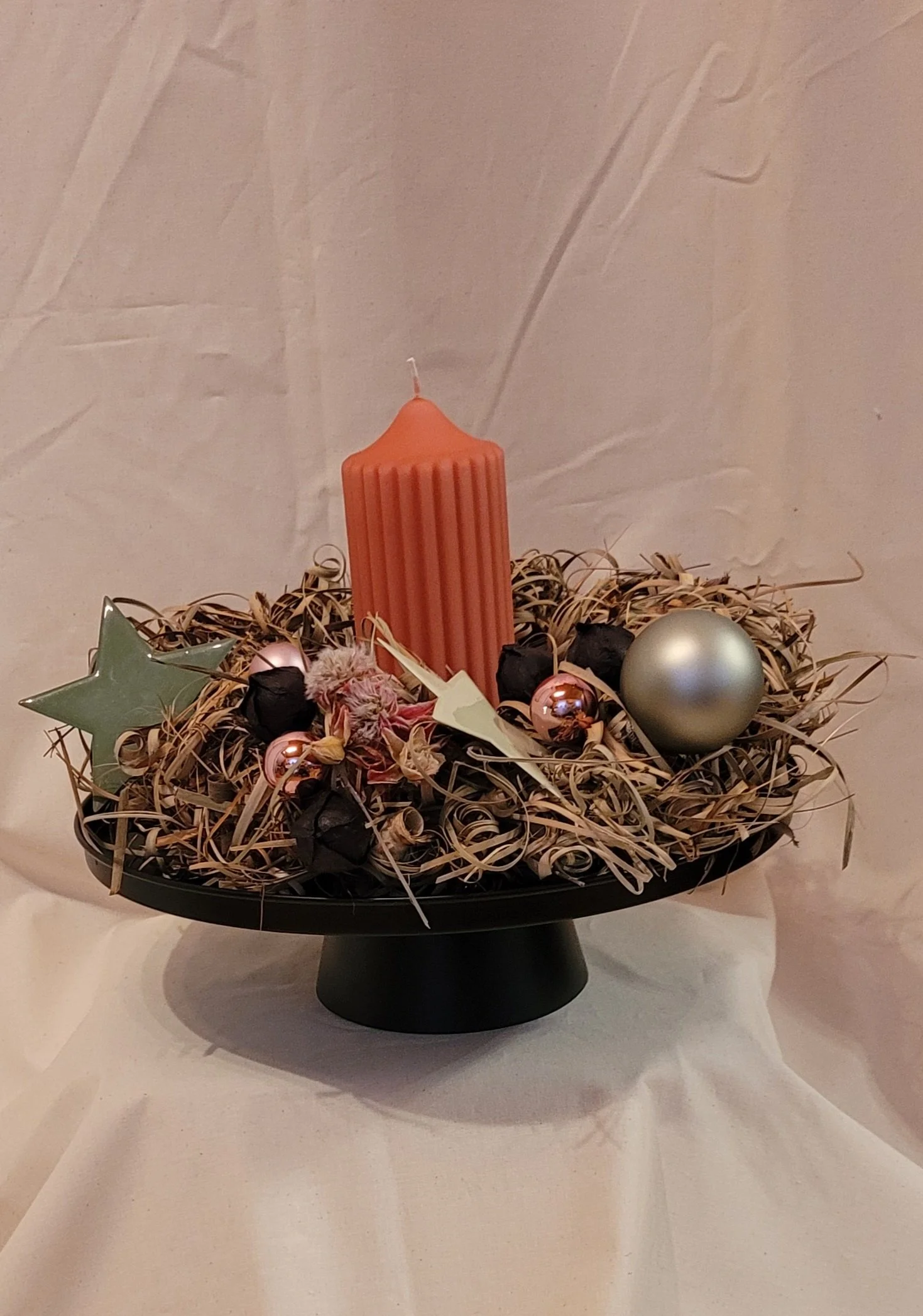 Tiriricagraskranz dekoriert, mit hochwertiger Echtwachs-Rillenkerze in Samtlack