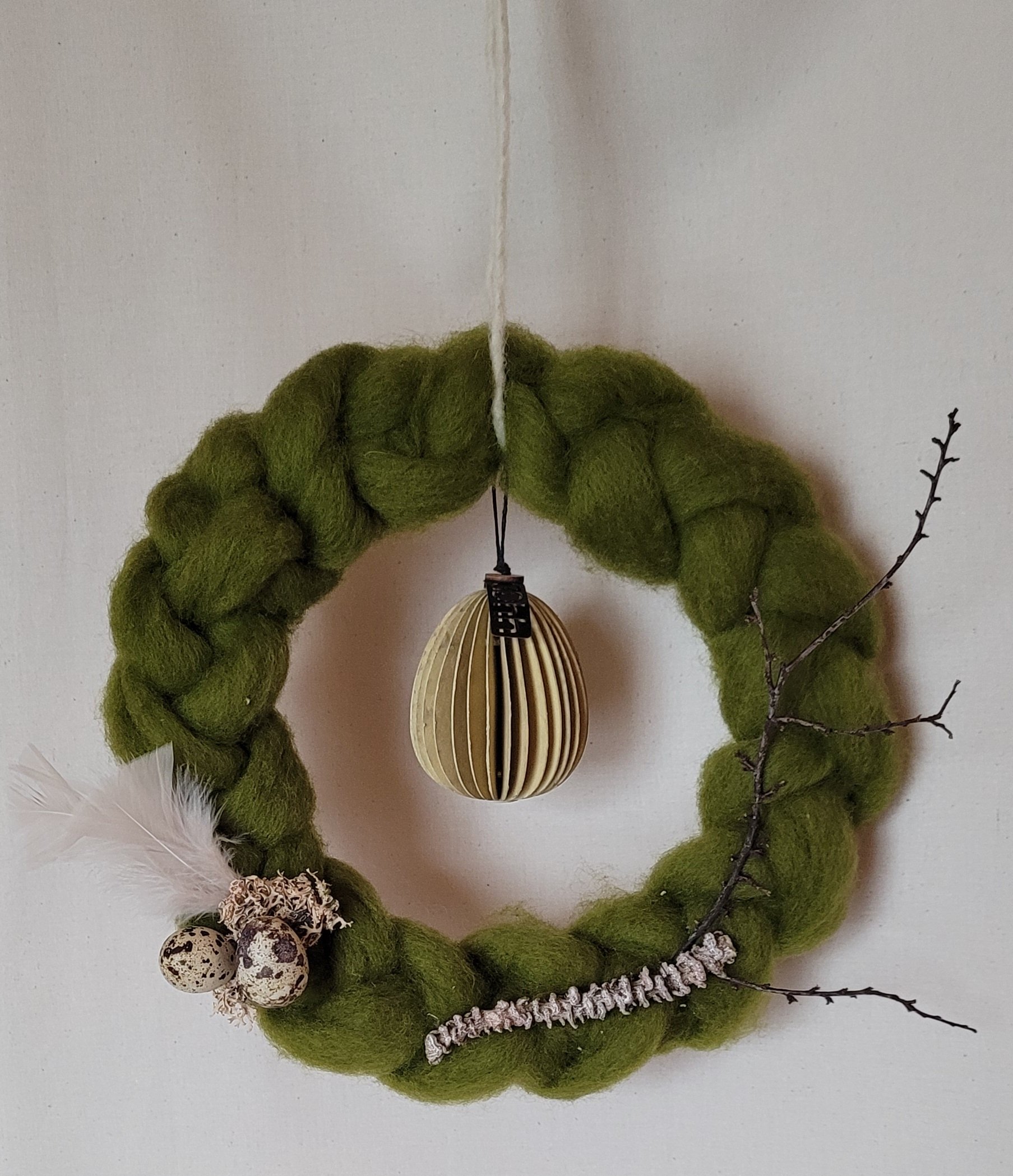 mit gefärbter Wolle geflochtener Kranz dekoriert mit stabilem Papposterei aus umweltfreundlichen Materialien
