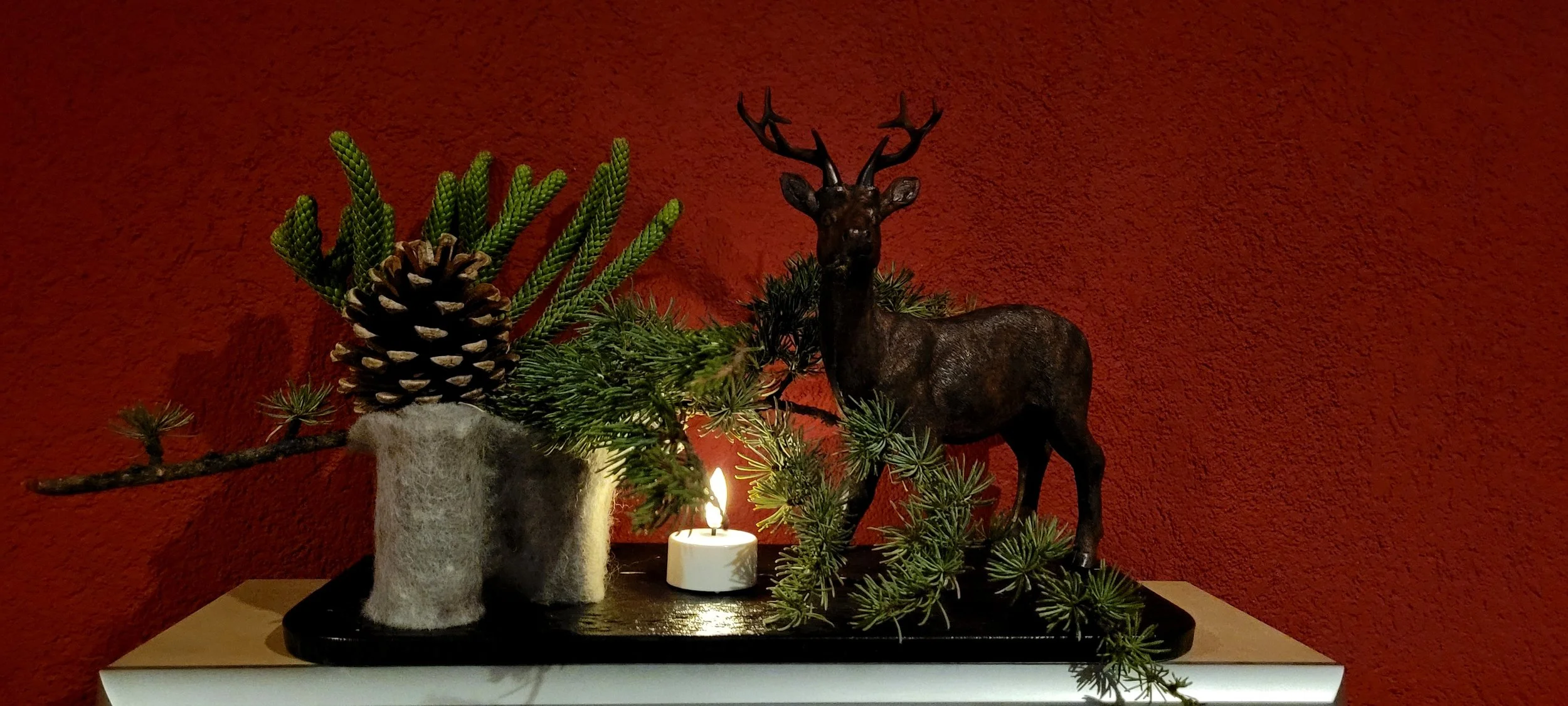 Hirsch mit hochwertigem LED-Teelicht, optional  mit Fernbedienung, dekoriert auf Metalltablett