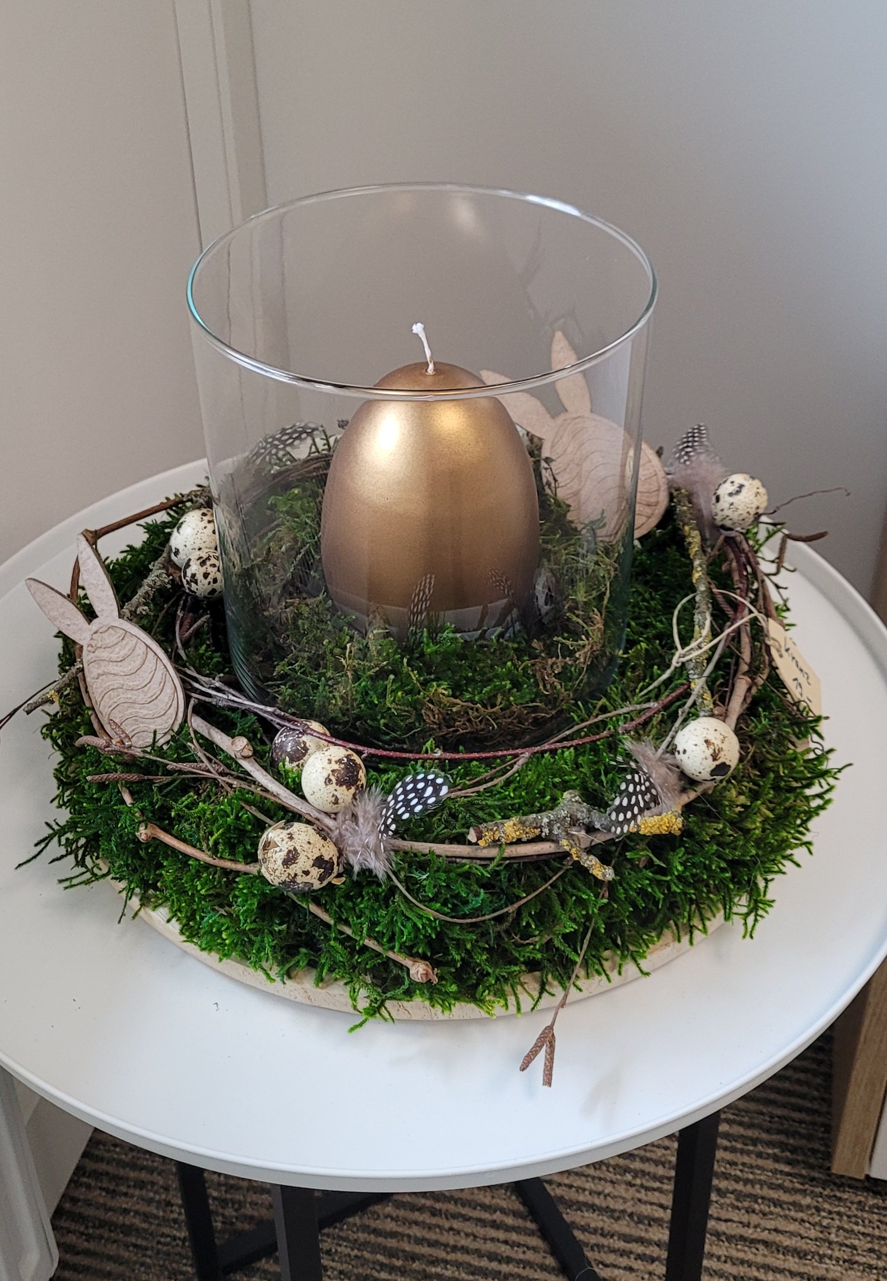 Kranz mit konservierten Moos und goldener Echtwachskerze im Glas