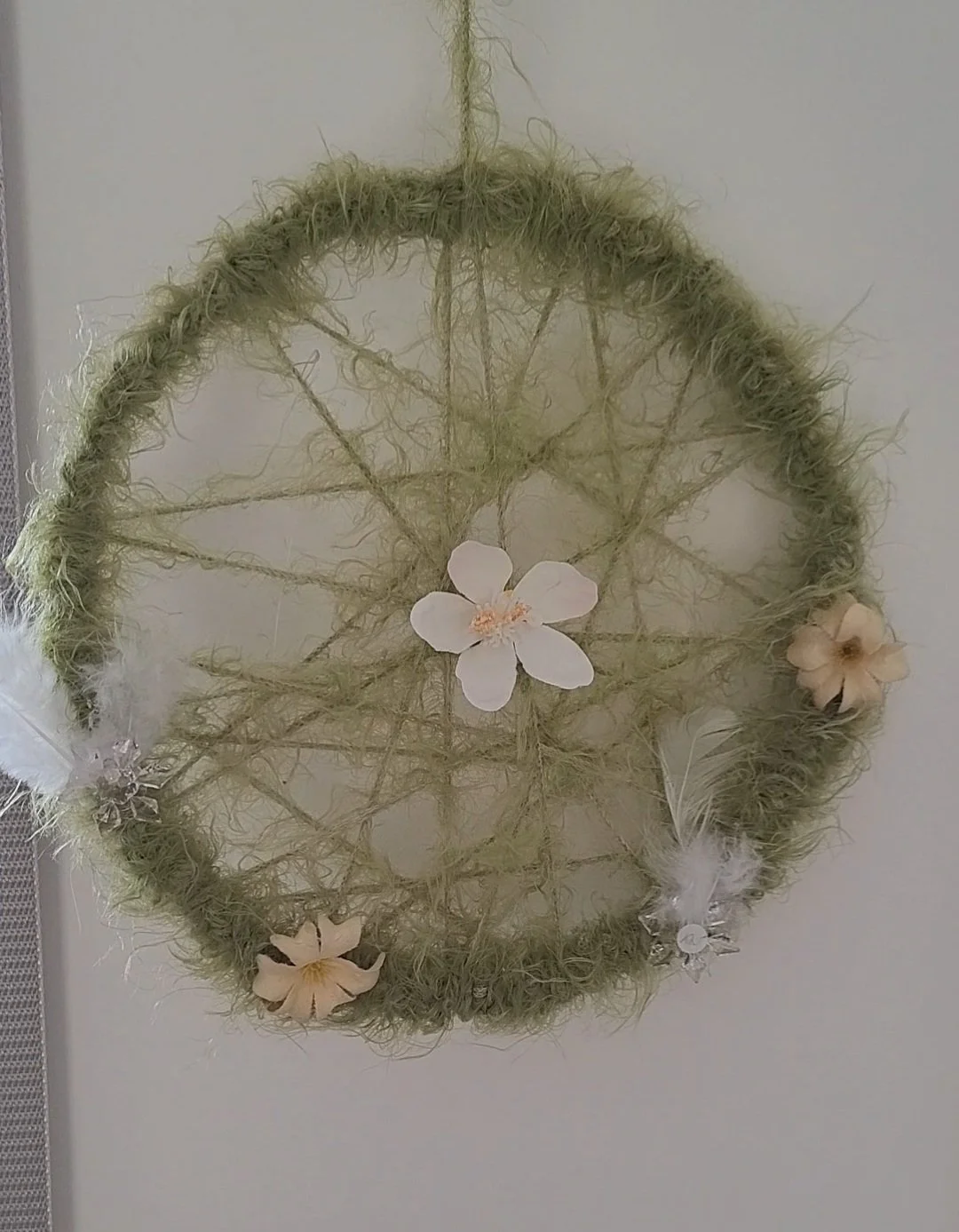 Loop mit Wollfäden bespannt