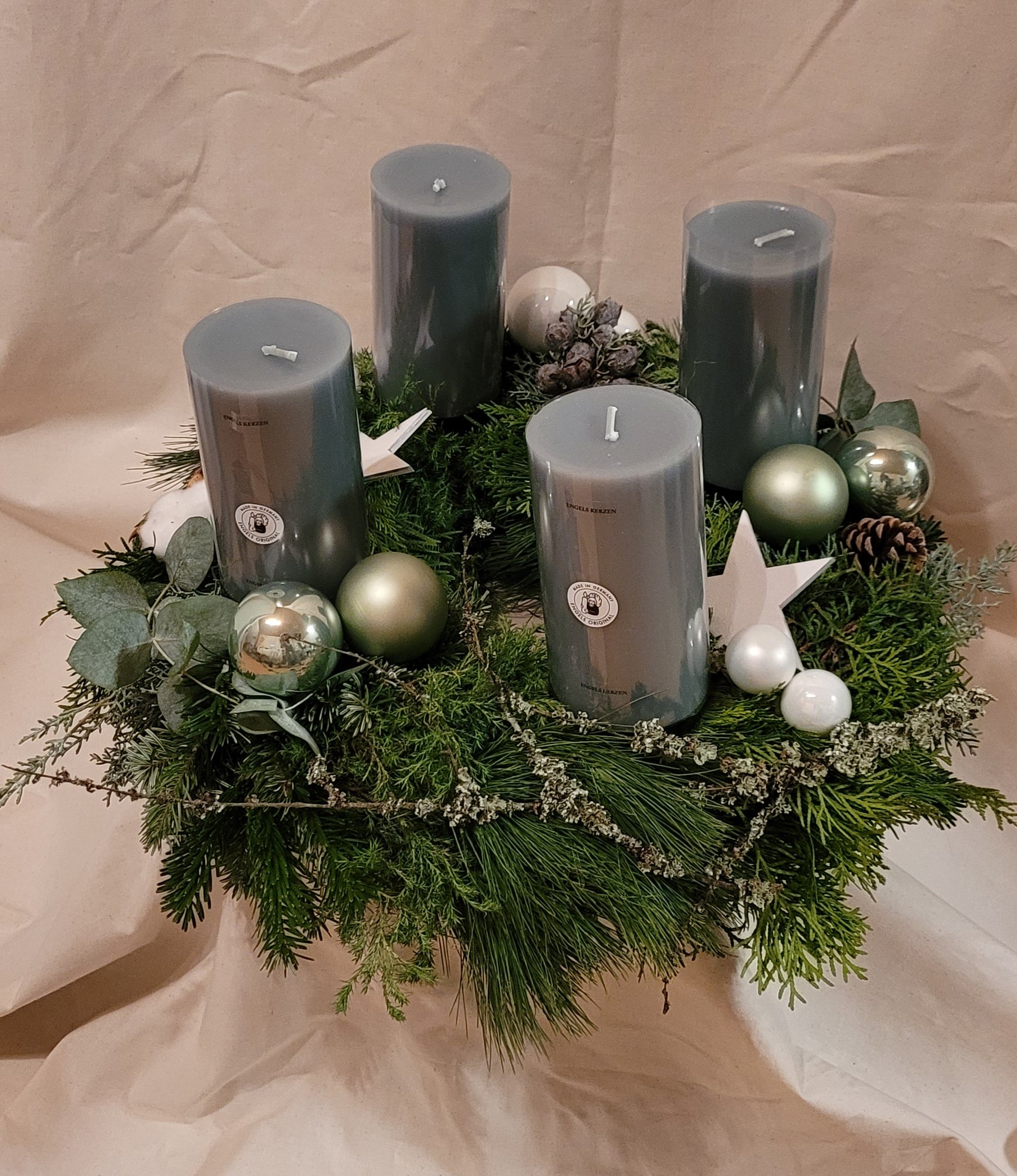 gebundener Naturkranz aus verschiedenen Materialien mit hochwertigen, durchgefärbten echten Kerzen