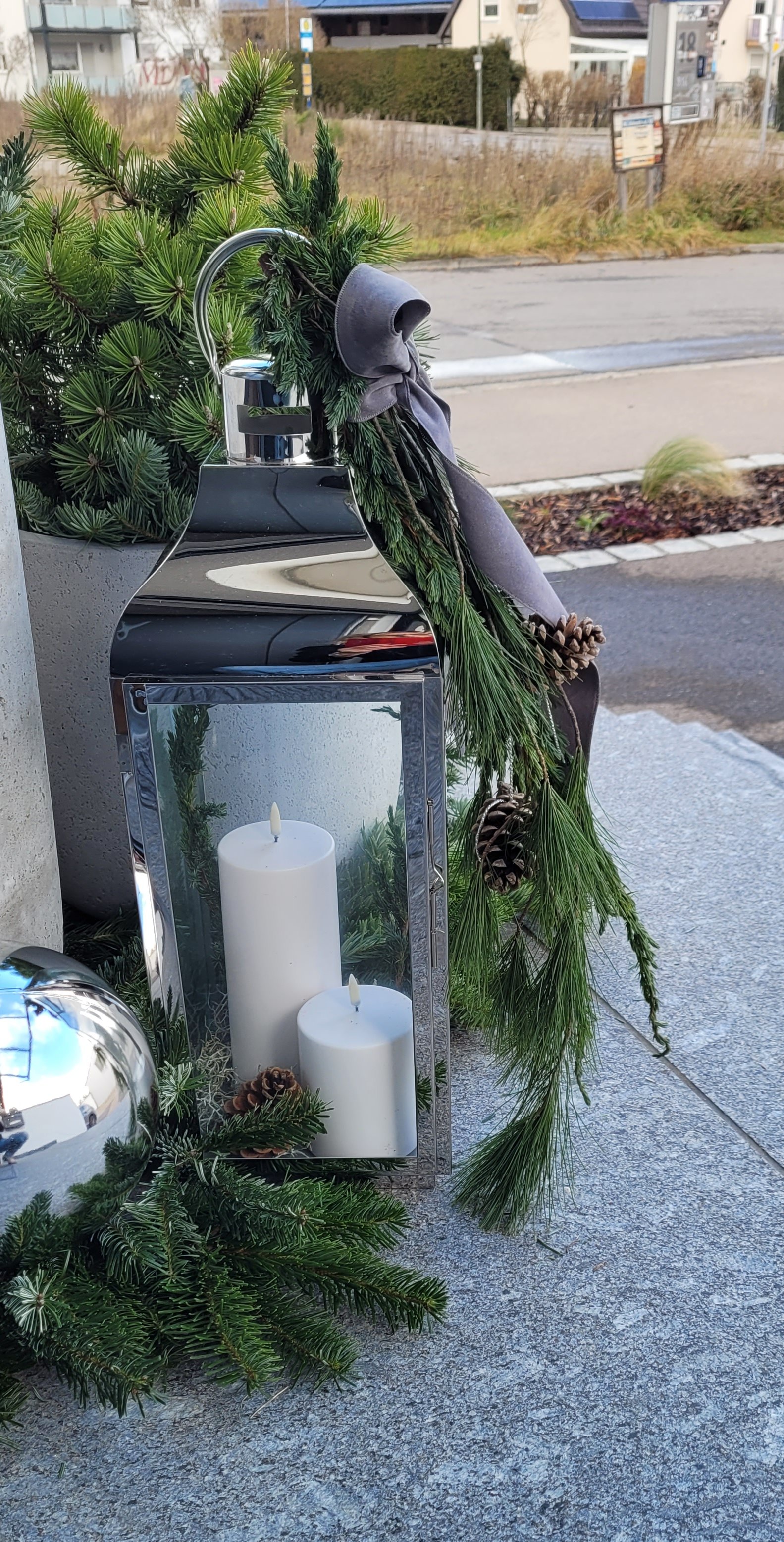 Edelstahllaterne mit 2 LED-Outdoor-Säulenkerzen, spritzwassergeschützt IPX5, windbeständig und UV-geschützt