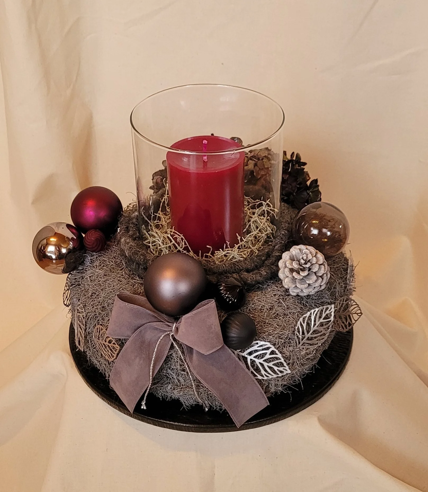 schwerer Naturkranz in grau, mit hochwertiger, durchgefärbter echter Kerze im Glas