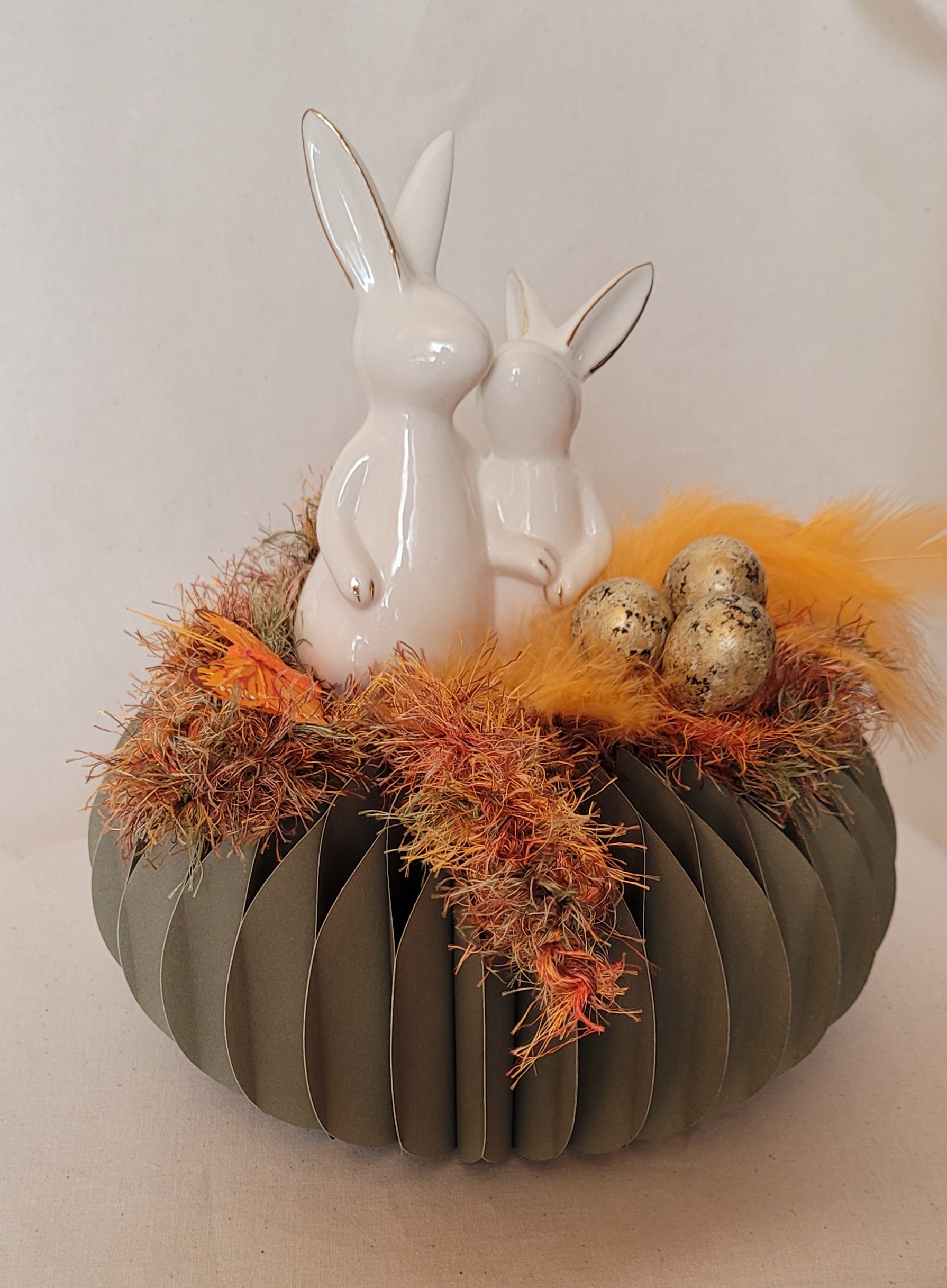 Wabenkranz dekoriert mit Porzellanhasen und Wachteleiern