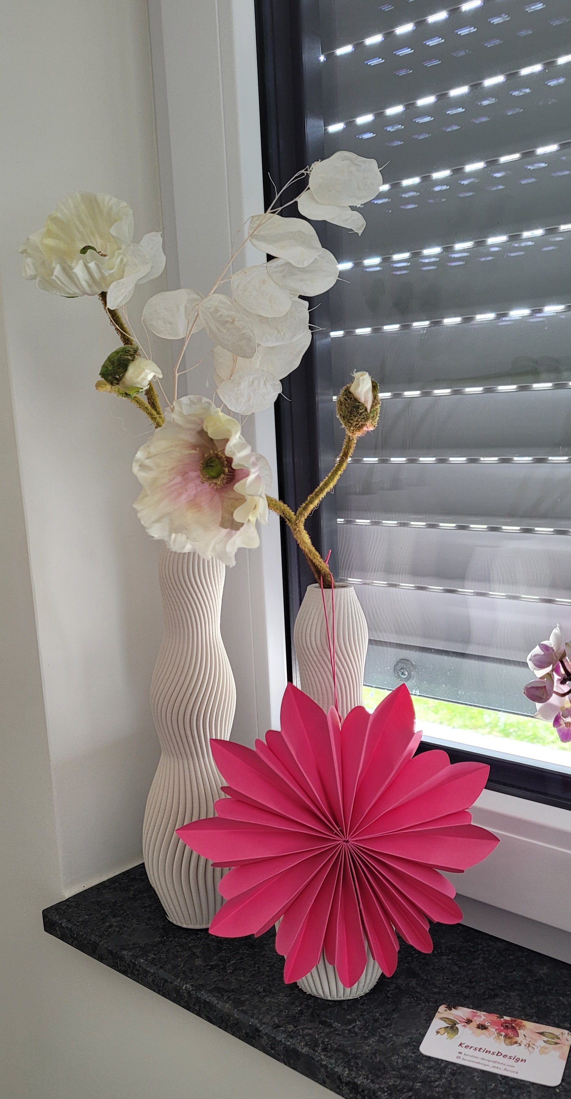 3-D-Vasen dekoriert mit künstlichen Blumen und gefalteter Papierblüte