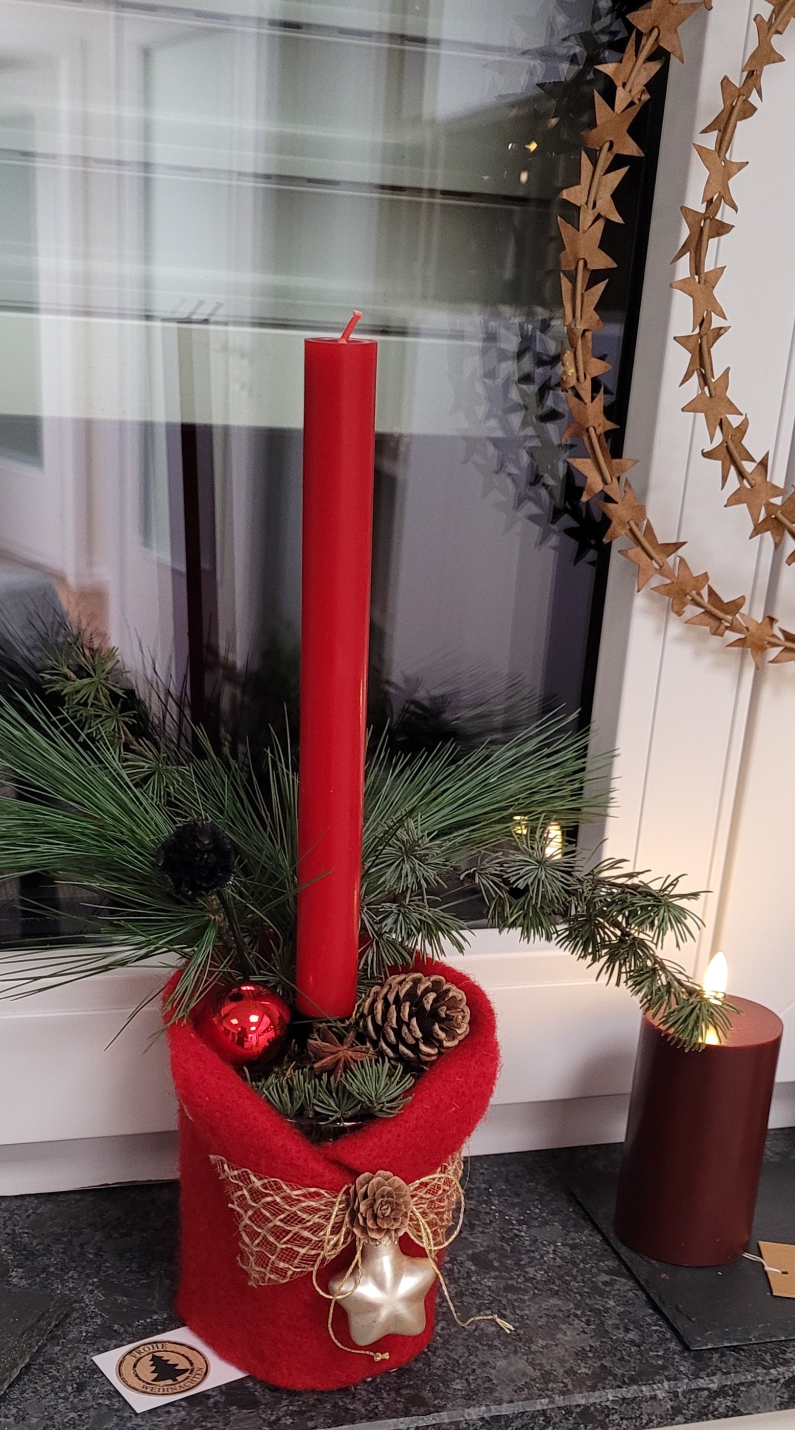 edle Echtwachs-Stabkerze gesteckt im Glas, mit Filz aus echter Schafwolle verkleidet