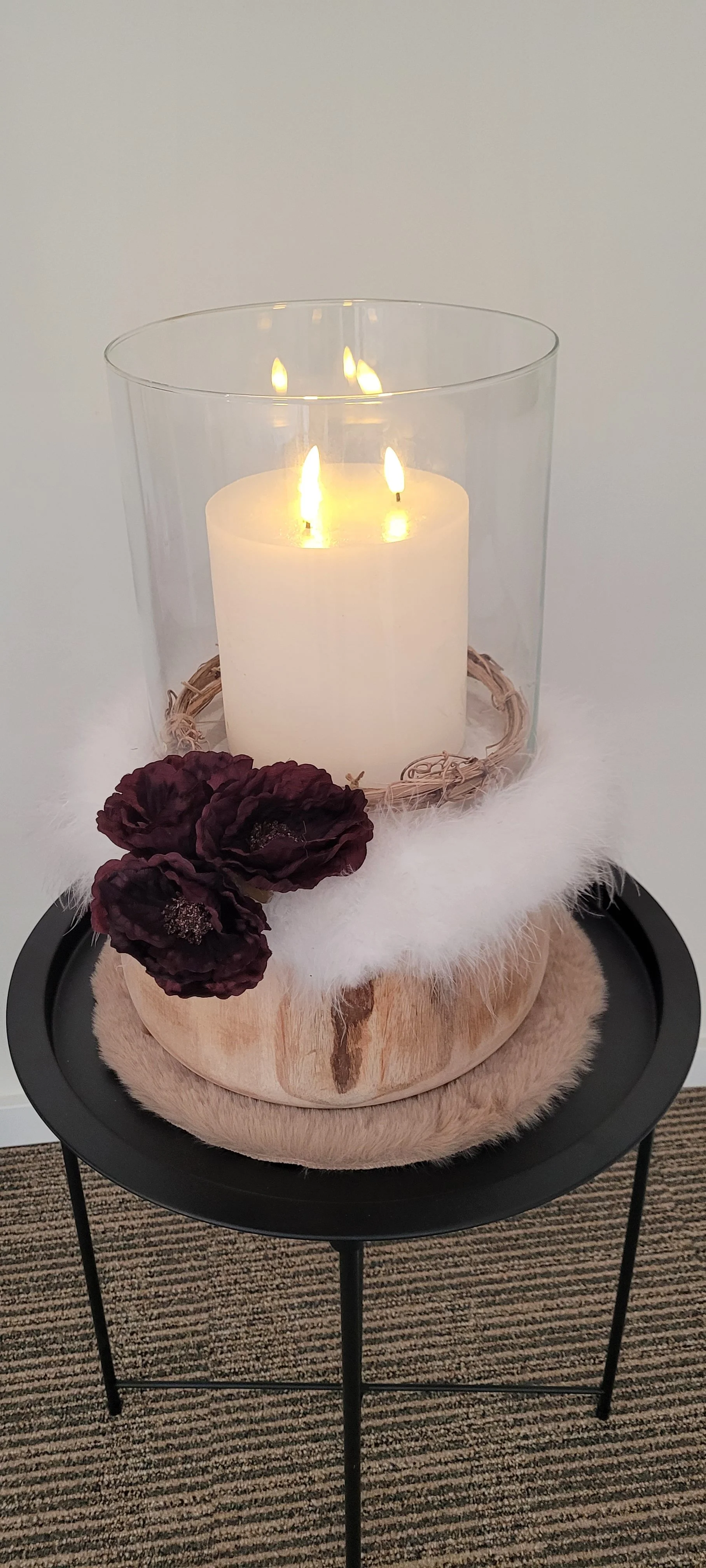 wertige, 3-Docht-LED-Echtwachskerze im Glas auf Daunenfedernkranz im massiven Holzgefäß und künstlichen Mohnblumen