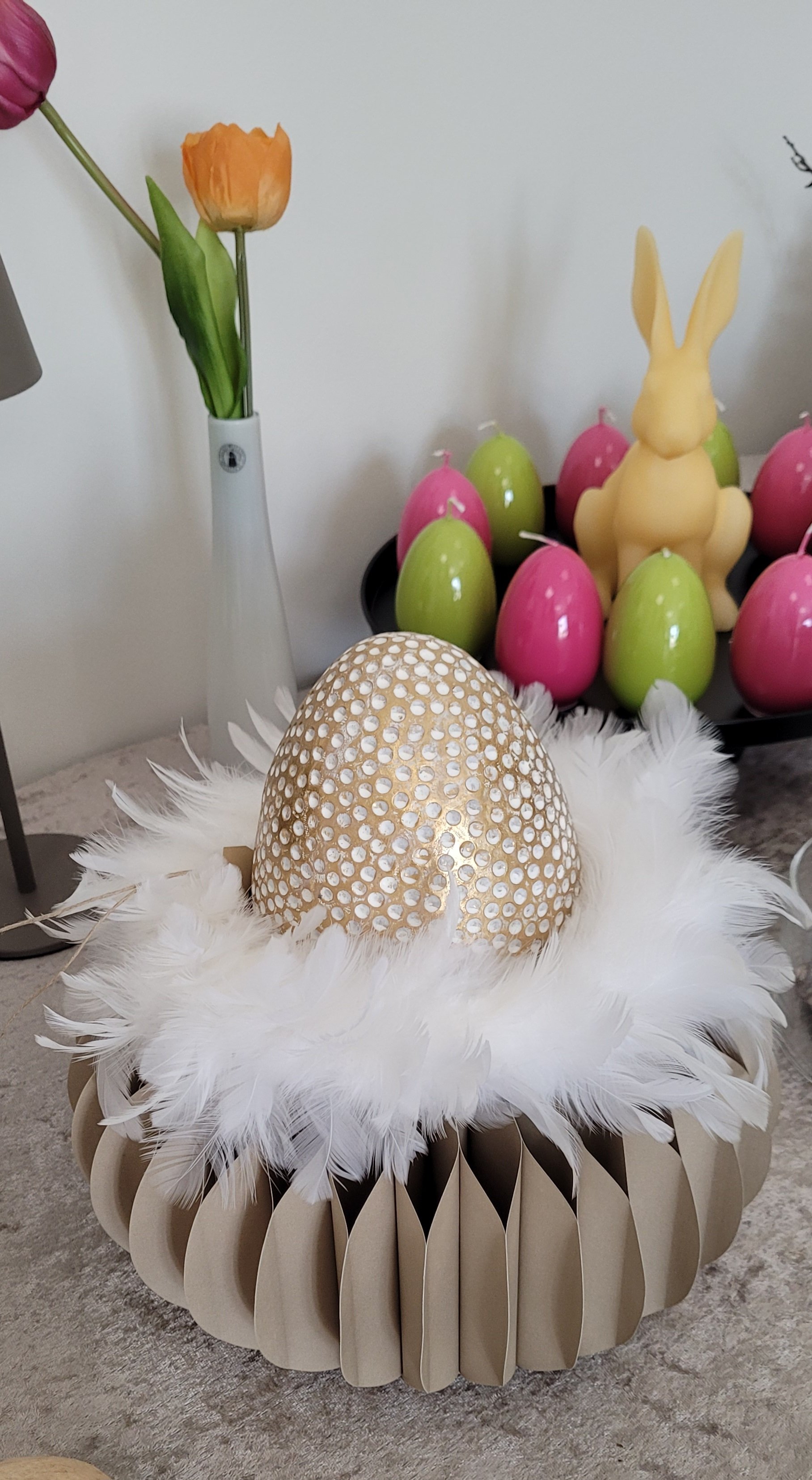 großes Kunst-Ei mit Federnkranz auf Wabenkranz (Dacia)