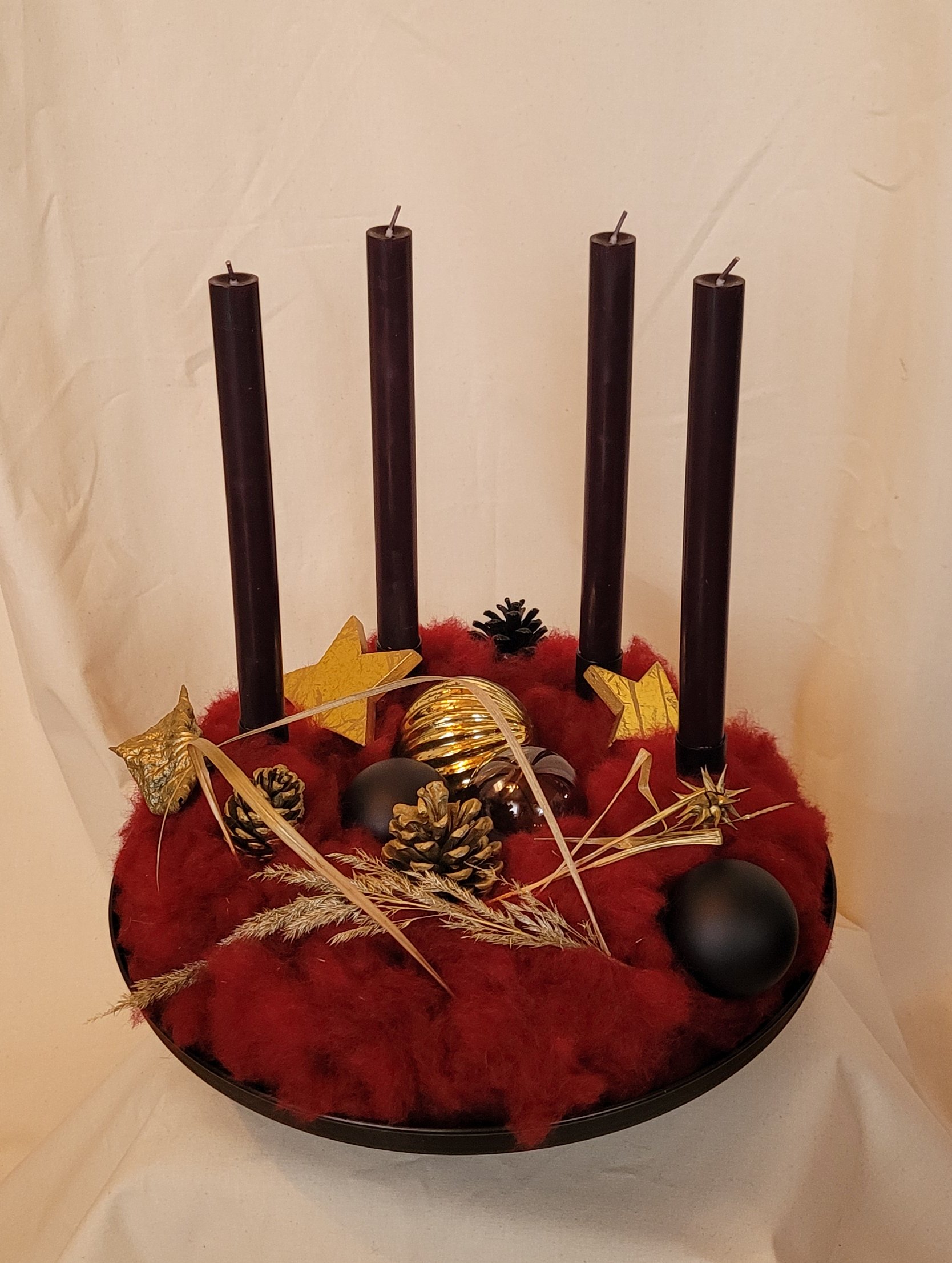 Strohrömer dekoriert mit rot-gefärbter, echter Schafwolle und hochwertigen, durchgefärbten echten Stabkerzen