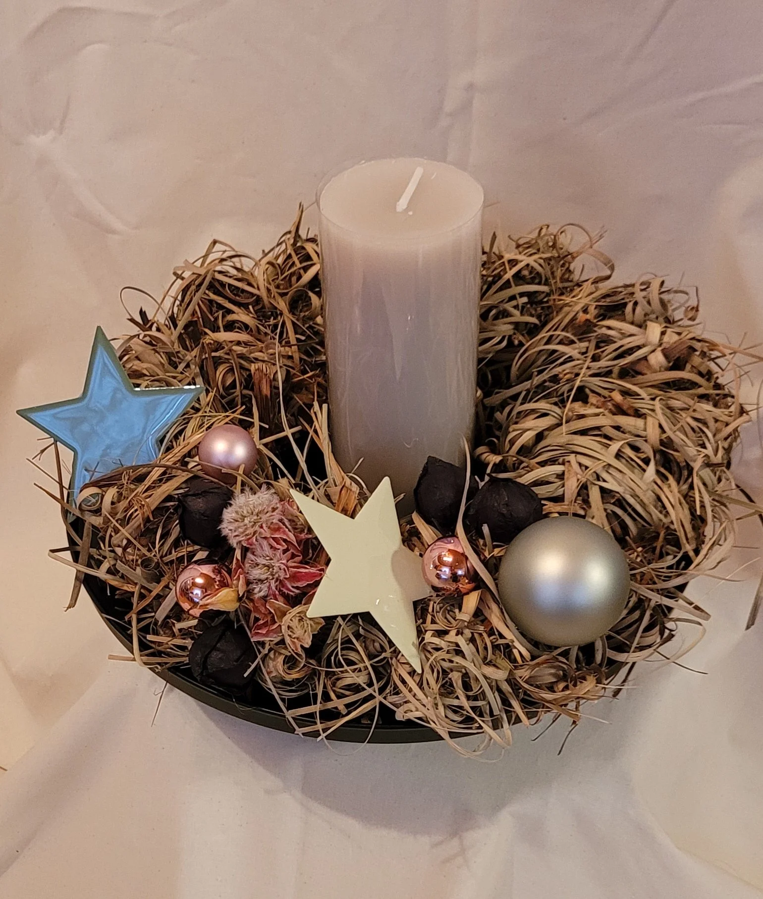 Tiriricagraskranz dekoriert, mit hochwertiger, durchgefärbter echter Kerze (made in Germany)