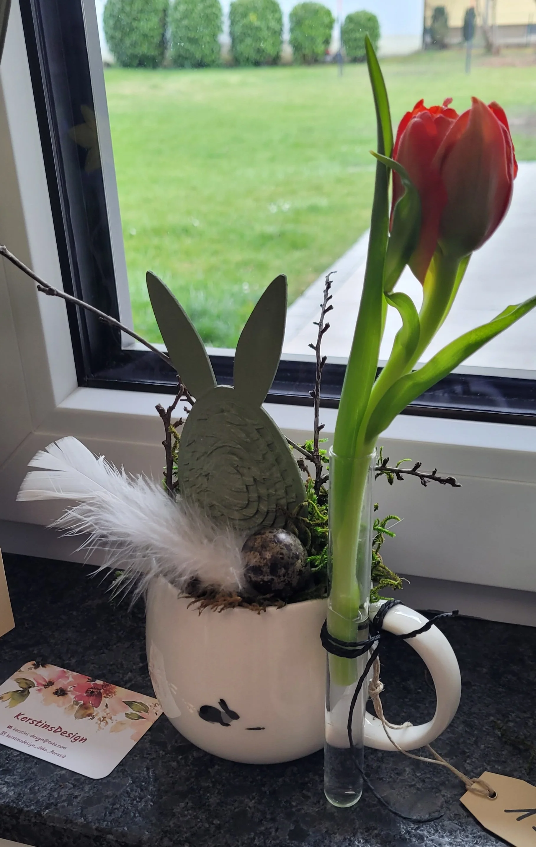 Tasse mit Hasenspuren dekoriert 