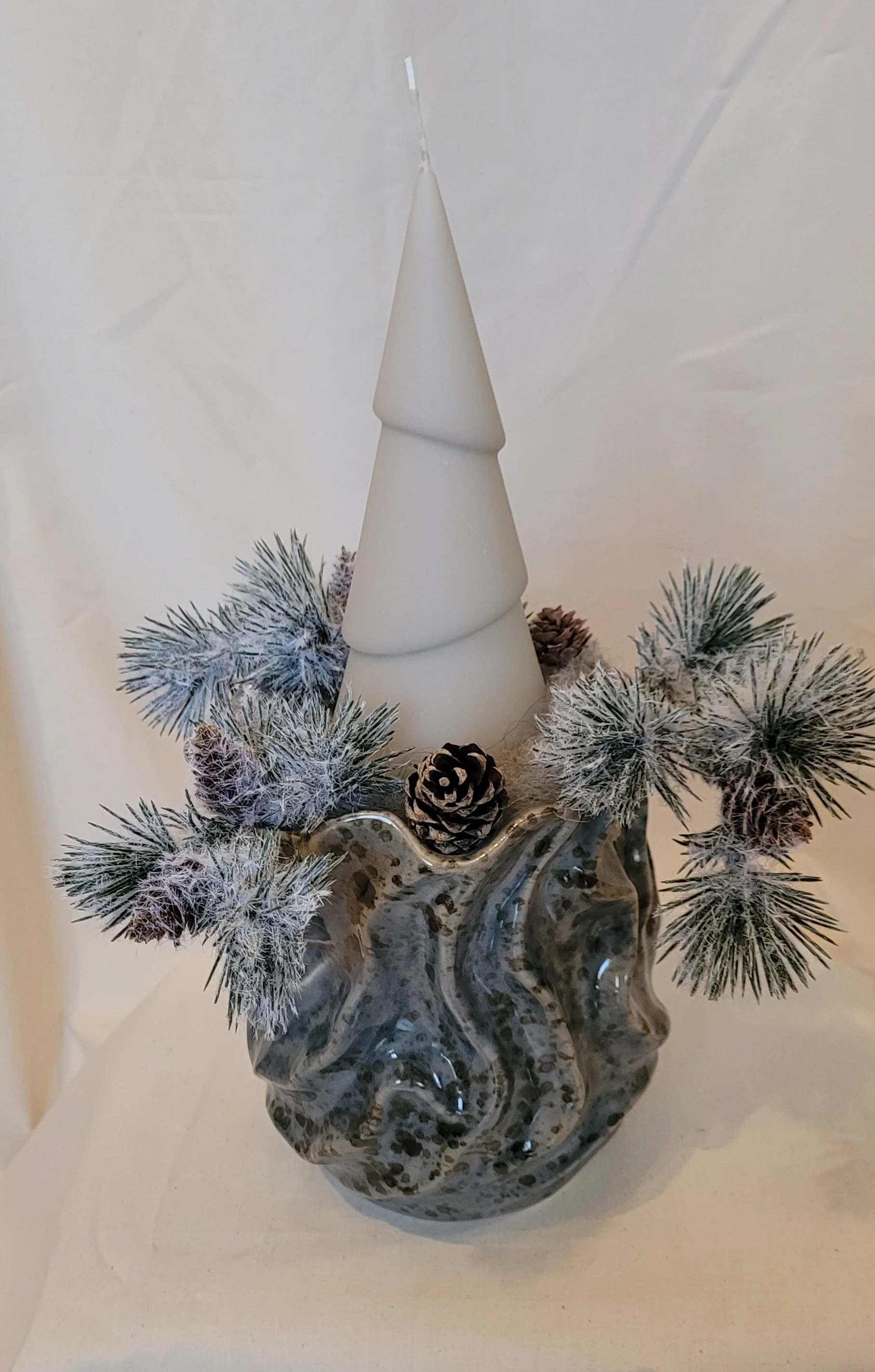 hochwertige Objektkerze "Tanne" im Keramiktopf dekoriert mit künstlichen Zweigen