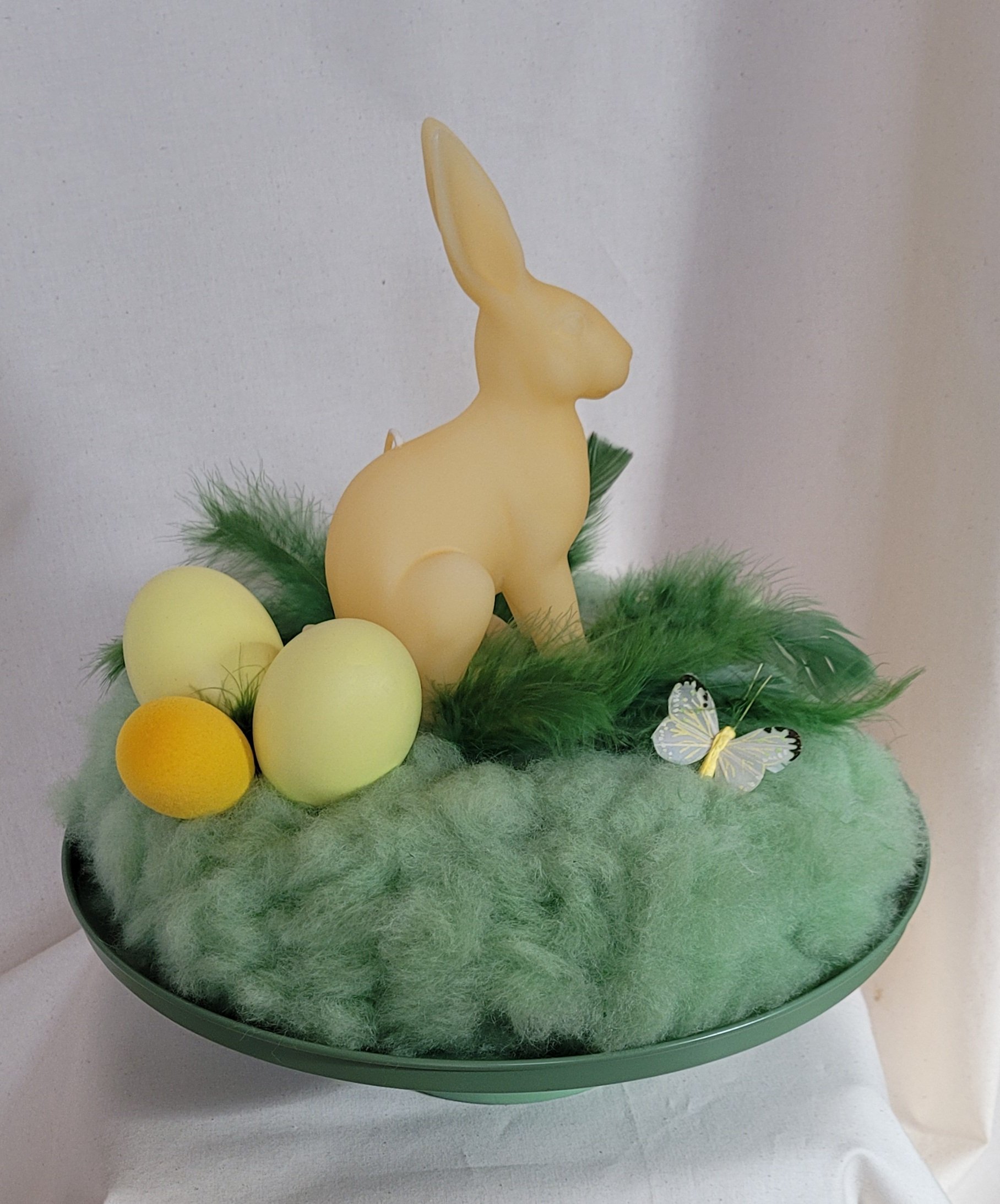dekorierter Wollkranz mit gefärbten Gänseeiern  und hochwertiger Kerze in Hasenform