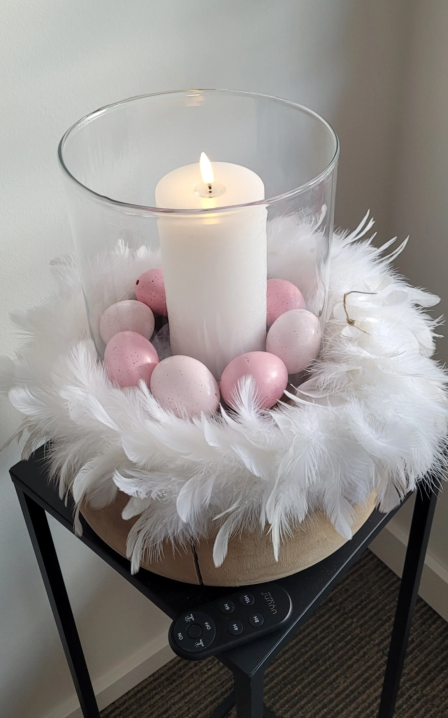 Holzschale mit großem Federnkranz und hochwertiger LED-Kerze dekoriert mit gefärbten Hühnereiern