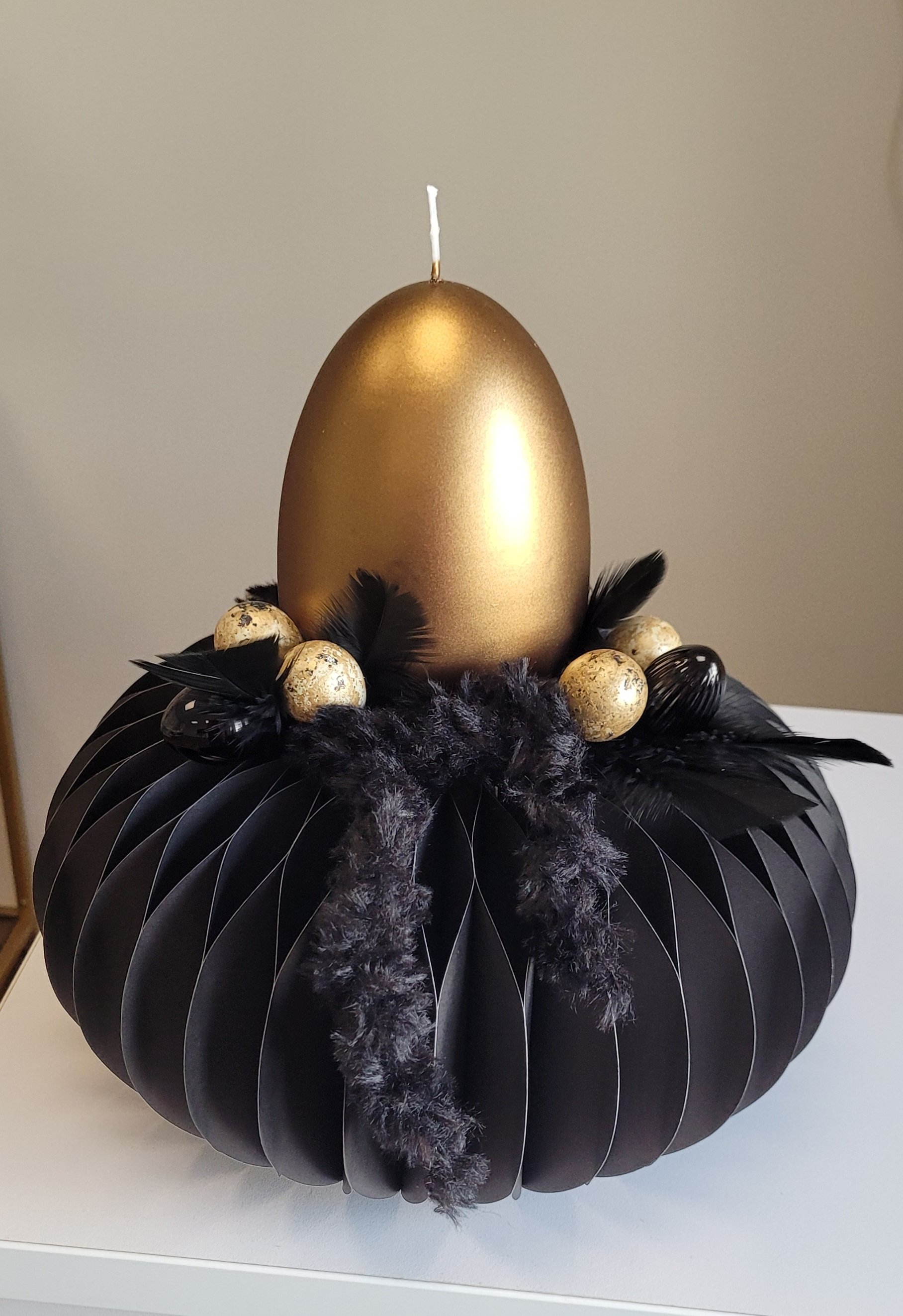 Wabenkranz dekoriert mit hochwertiger gold-lackierter Ostereikerze