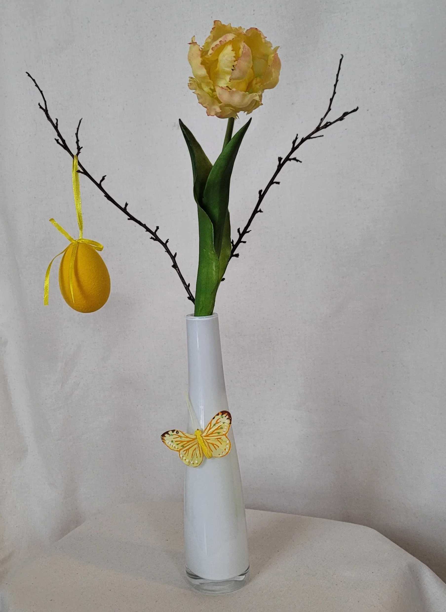 kleine Glasvase mit Gummi-Tulpe und beflocktem Osterei