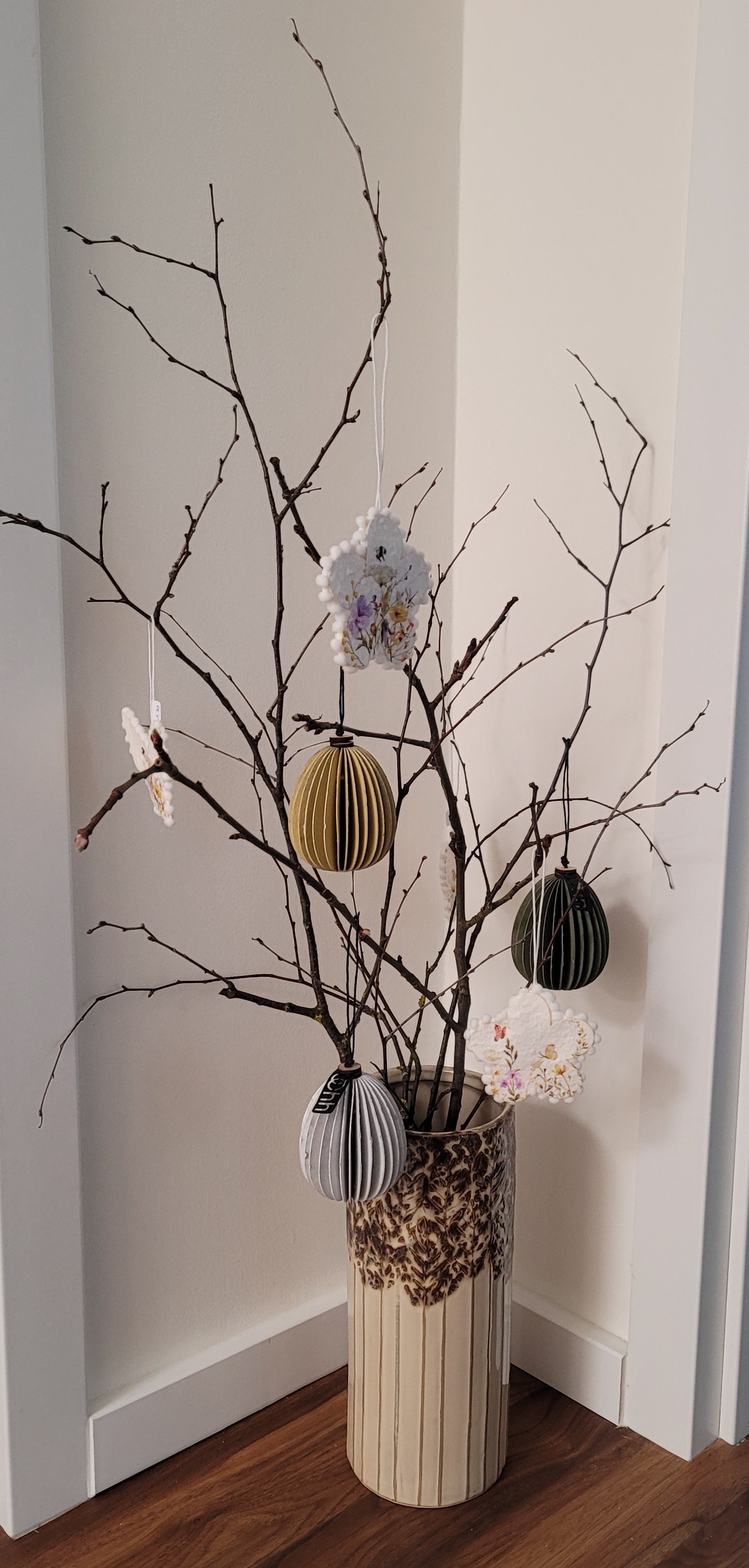 echte Zweige dekoriert mit stabilen handgefertigten Ostereiern in Wabenoptik hergestellt aus umweltfreundlichen Materialien