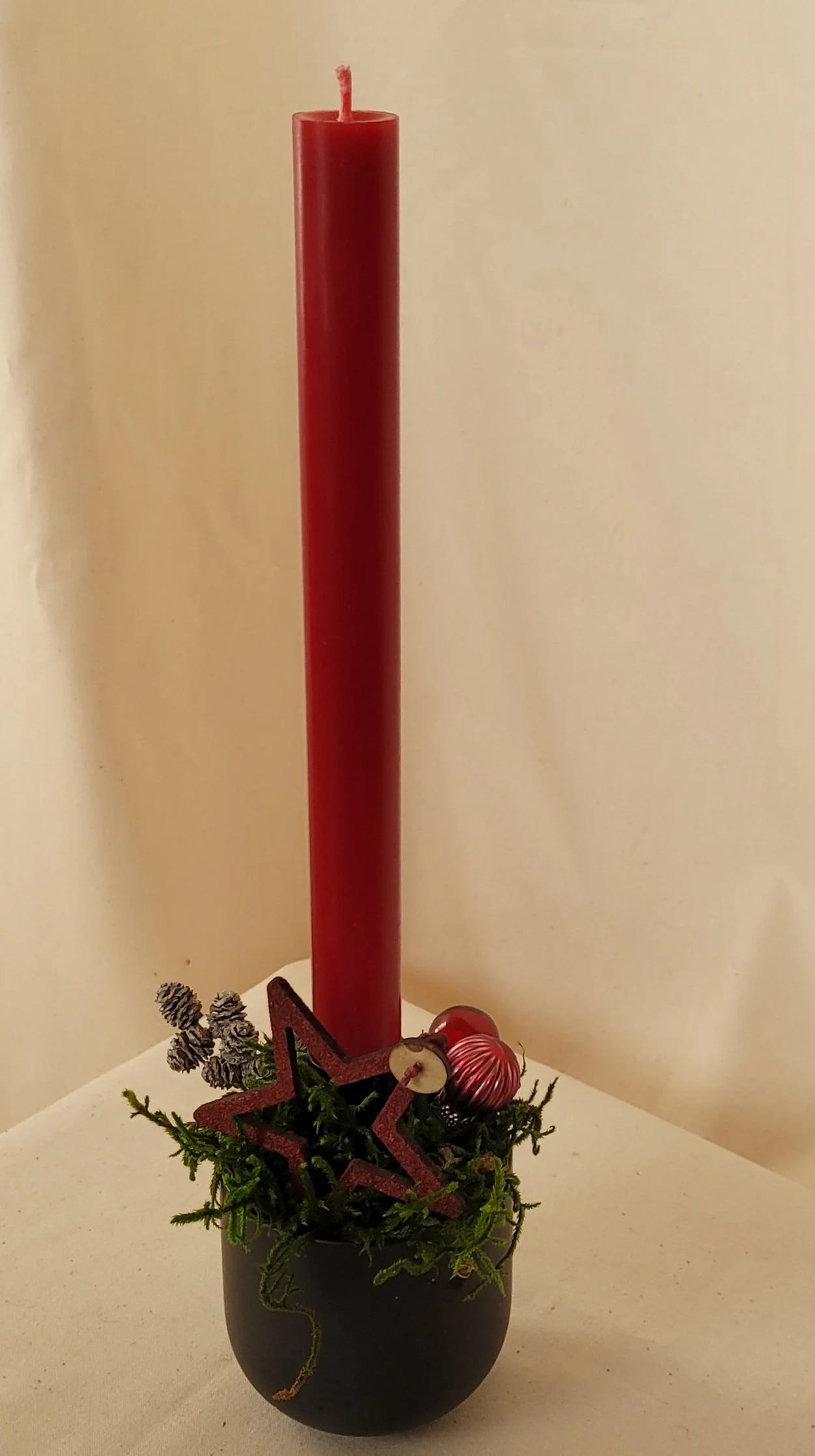 edle Echtwachs-Stabkerze dekoriert in Keramikbecher